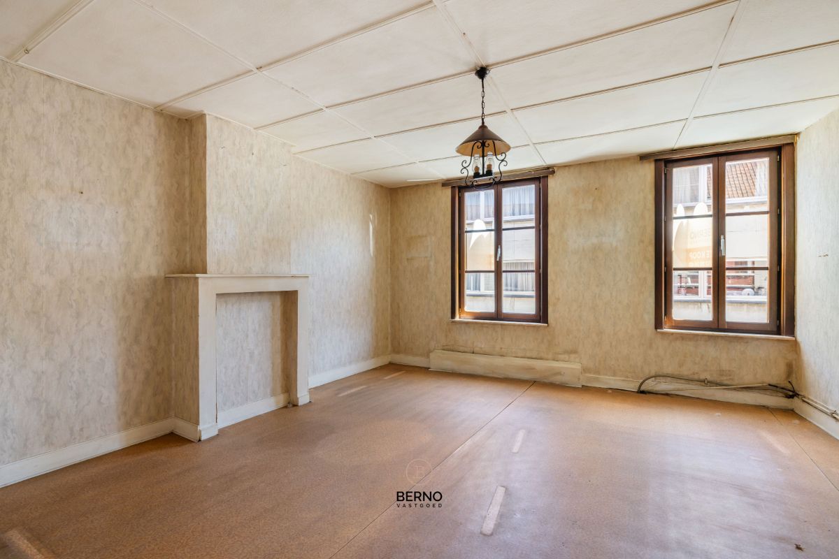 Te renoveren, ruime rijwoning met tuin en garageboxen foto 12