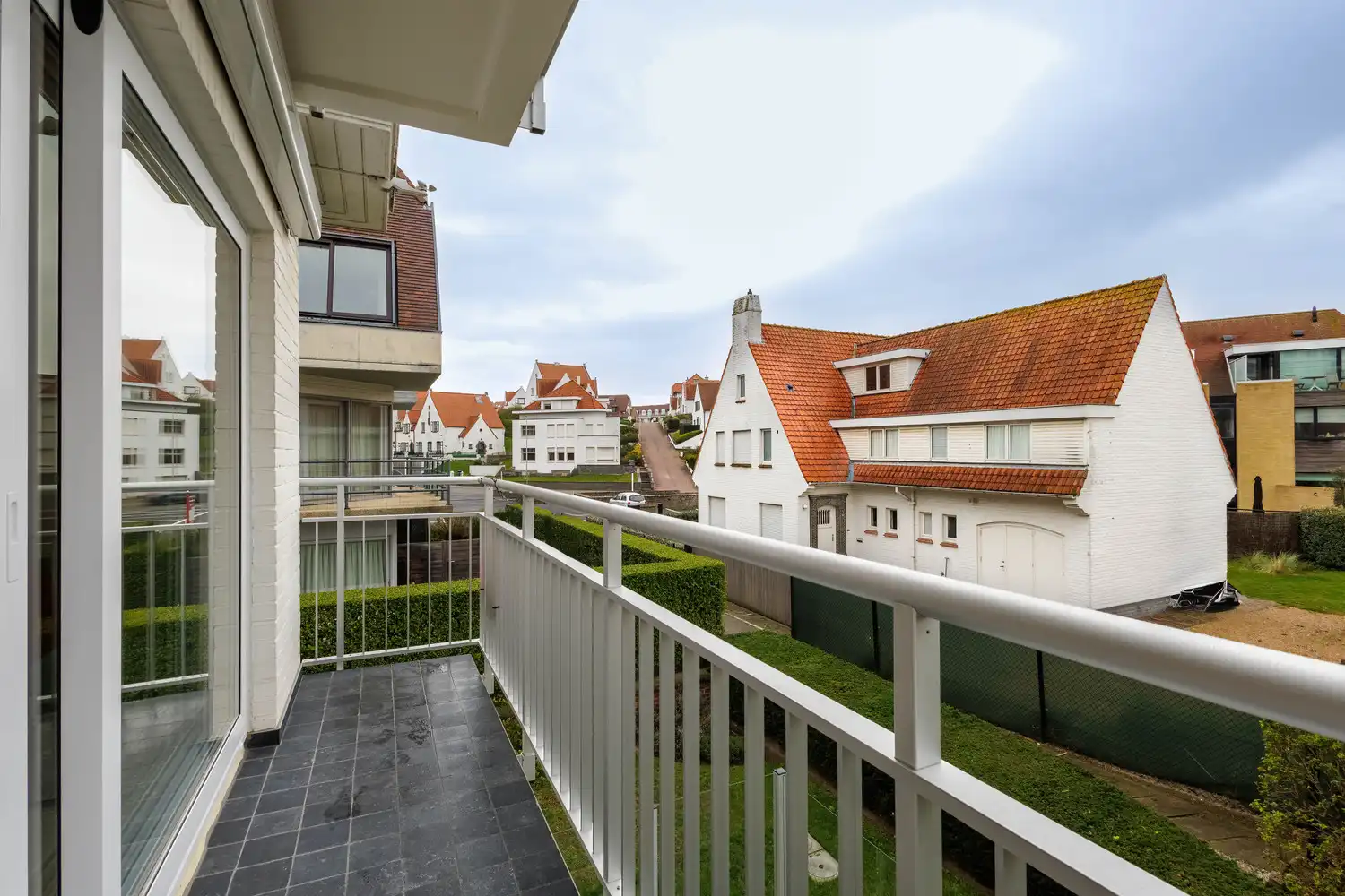 Volledig gerenoveerd lichtrijk appartement in rustig gelgen villa residentie te Duinbergen foto 18