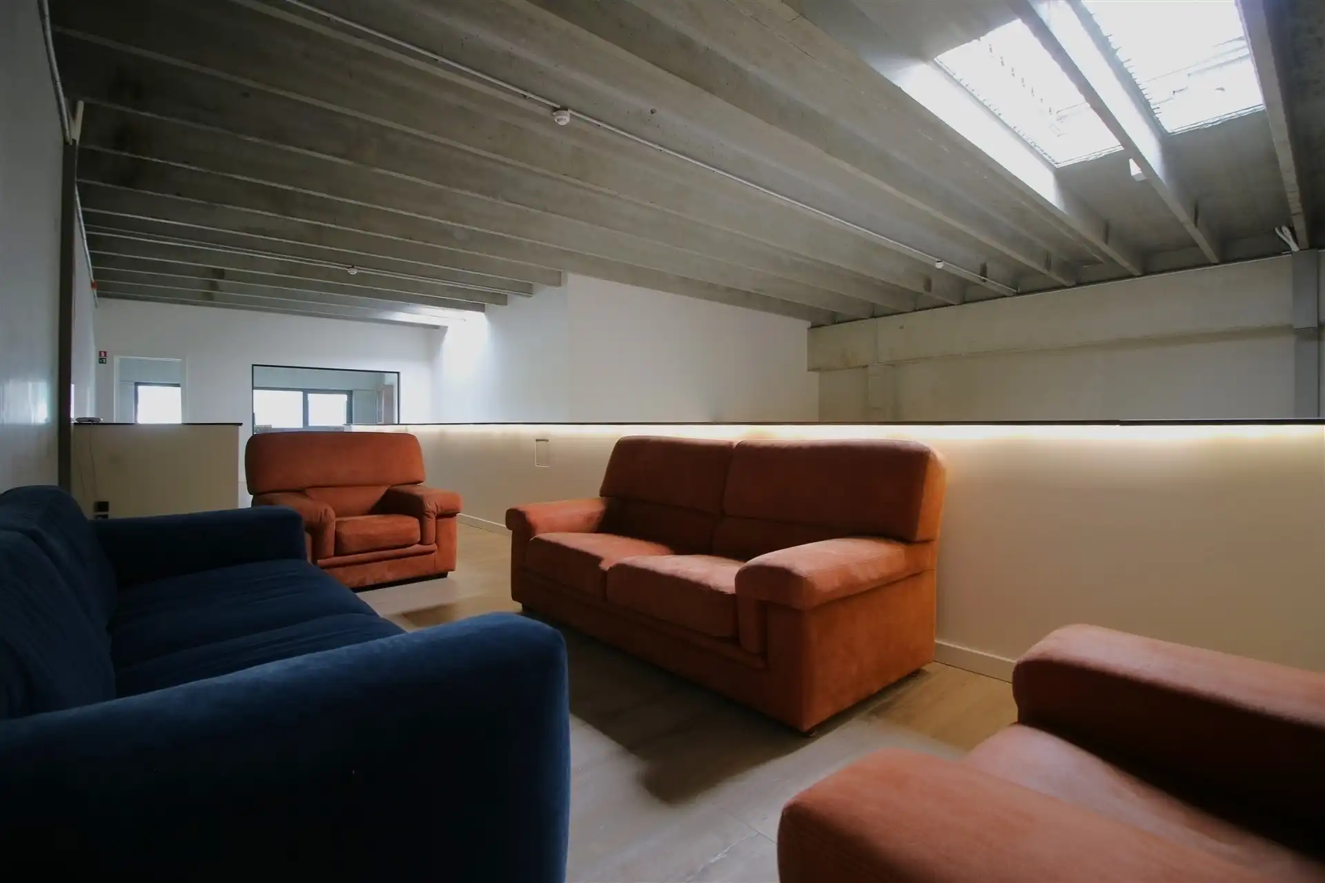 Ingerichte KMO-unit met burelen en magazijnen foto 27