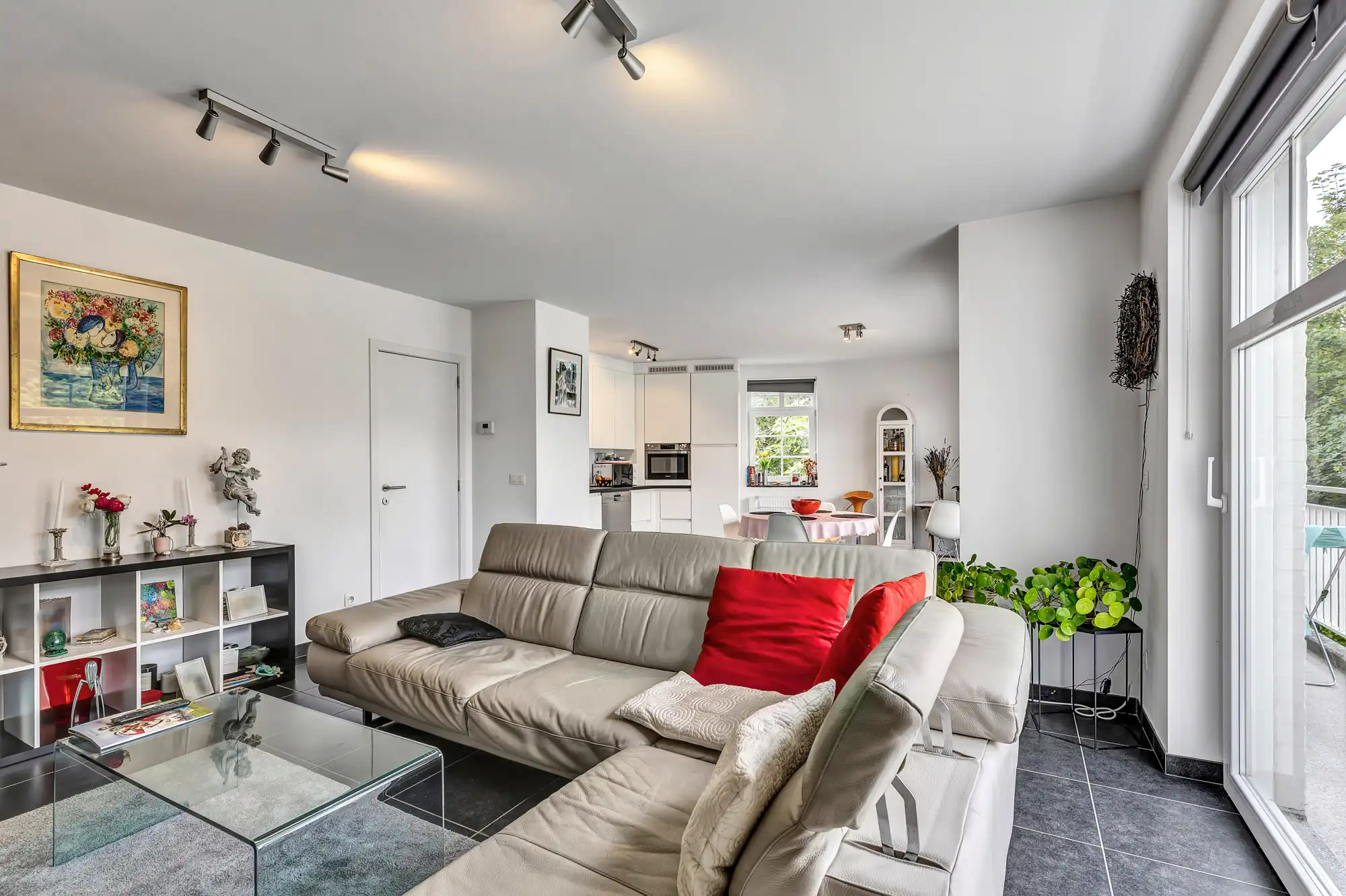 Ruim appartement met vier slpks, terras en autostaanplaats foto 5