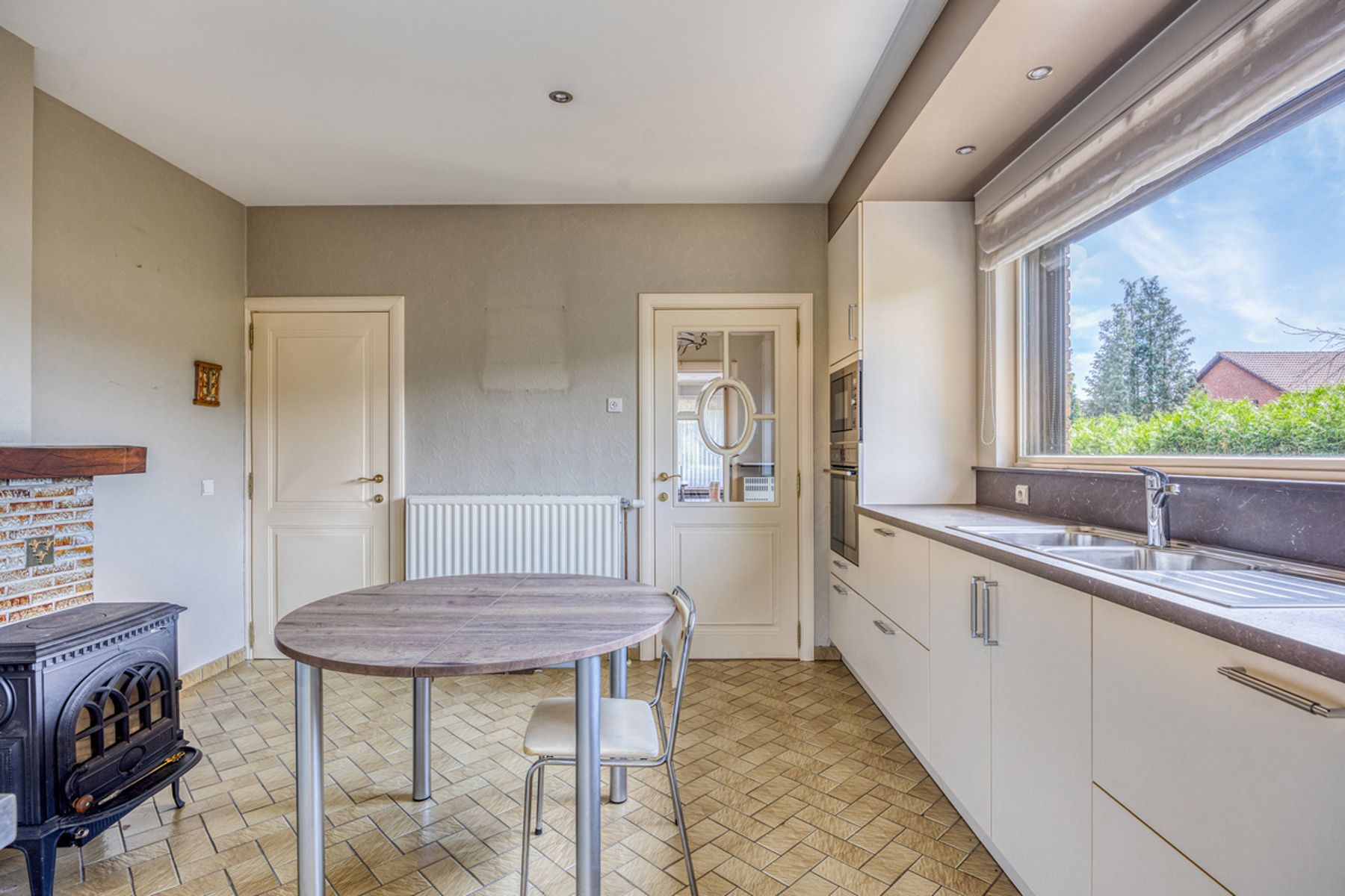 Charmante gezinswoning met 3 slaapkamers, 2 badkamers en ruime tuin op toplocatie. foto 10