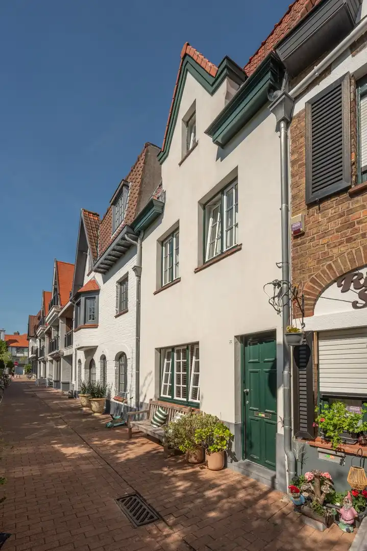 Charmante woning vlakbij het Dominicanenkerkje in het hart van Het Zoute. foto {{pictureIndex}}