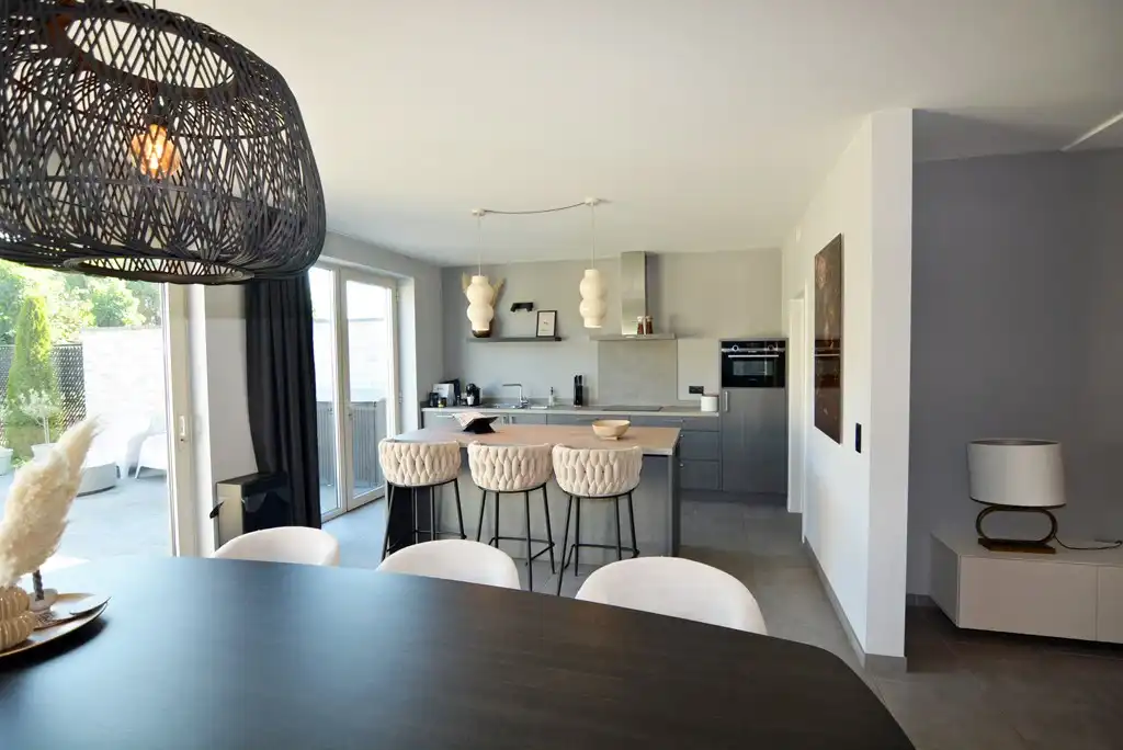 Gelijkvloers appartement met 2 slpk, ruim terras, tuin en 2 autostandplaatsen. foto 10