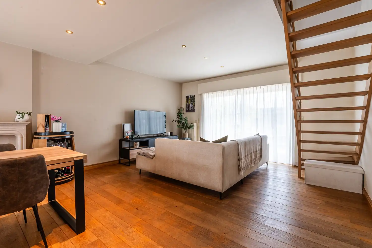 Halfopen woning met garage en ruime tuin foto 8