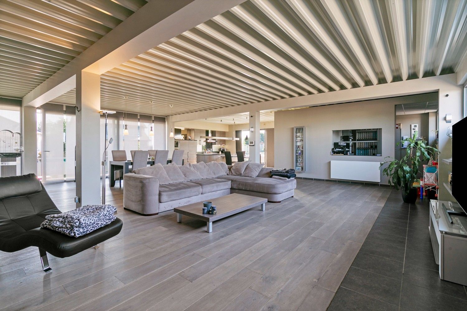 Handelsruimte met luxe duplex-appartement en verhuurde loodsen op het industrieterrein in Lanaken foto 24