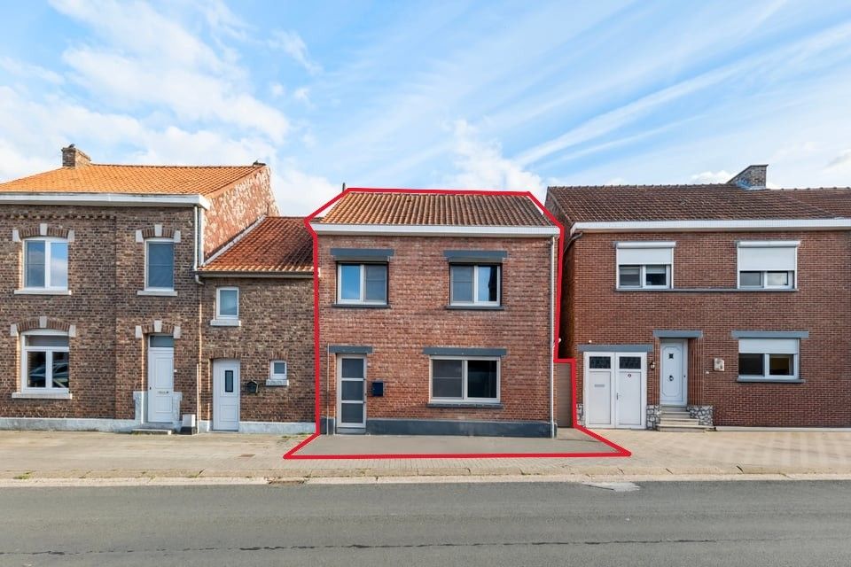 RUIME, INSTAPKLARE WONING MET 4 SLAAPKAMERS EN EEN ZONNIGE TUIN TE HEERS foto {{pictureIndex}}