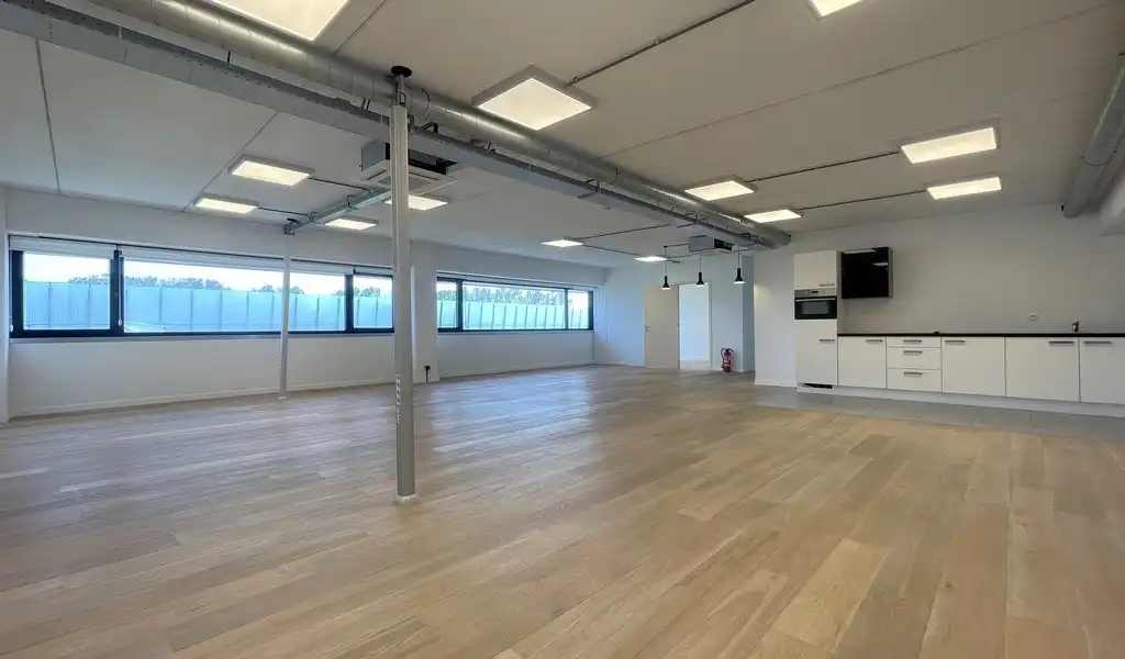 Modern afgewerkte kantoorruimte te huur in Burcht foto 4