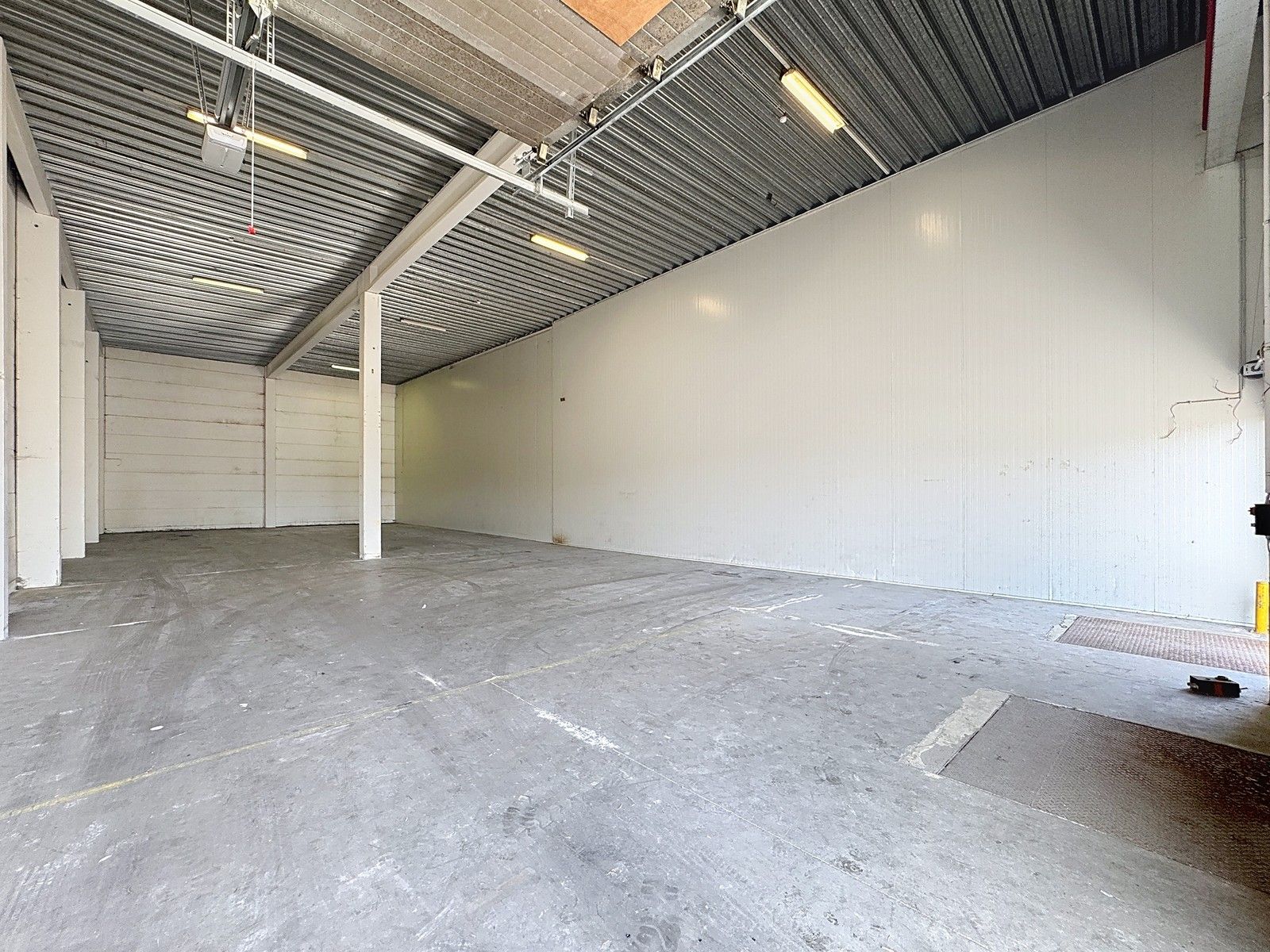 Instapklare OPSLAGRUIMTE (380m²) met verharde koer te huur op industriezone te Veurne! foto 8