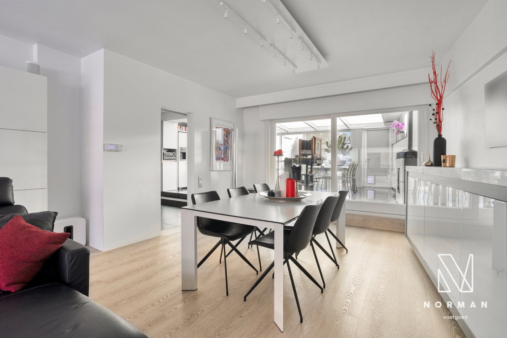 Duplex te koop in het centrum van Kuurne met 3 slaapkamers en een groot zongericht terras met tuinhuis.  foto 7