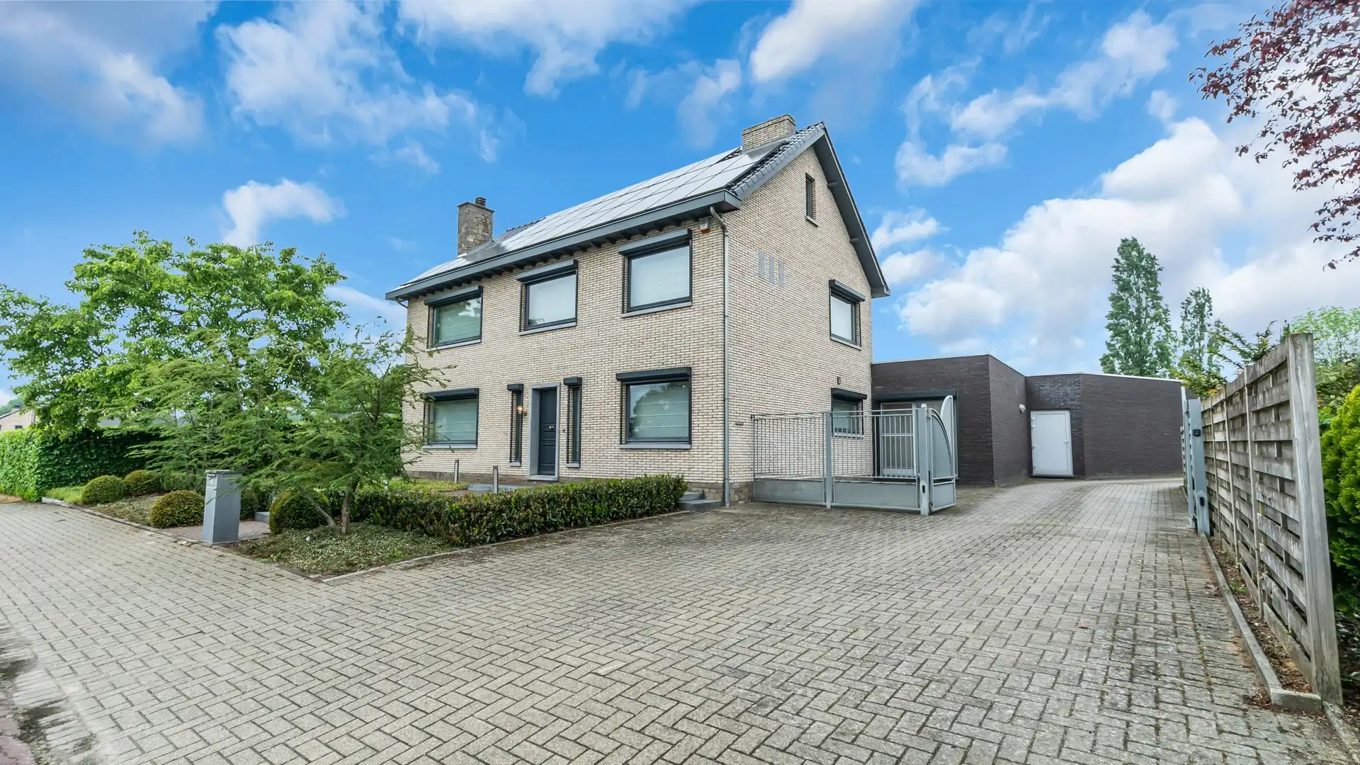 Energiezuinige villa met 4 slaapkamers op een perceel van 26a 90ca foto {{pictureIndex}}
