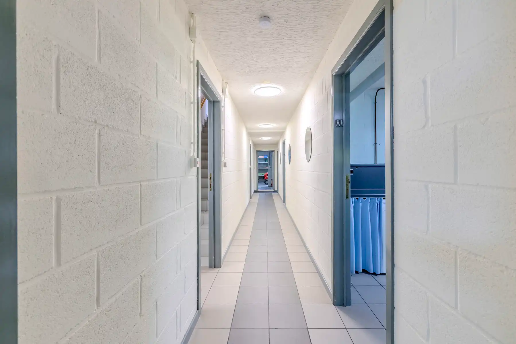 Ruim landhuis op ca. 3010 m² grond met ca. 736 m² bew.opp. foto 28