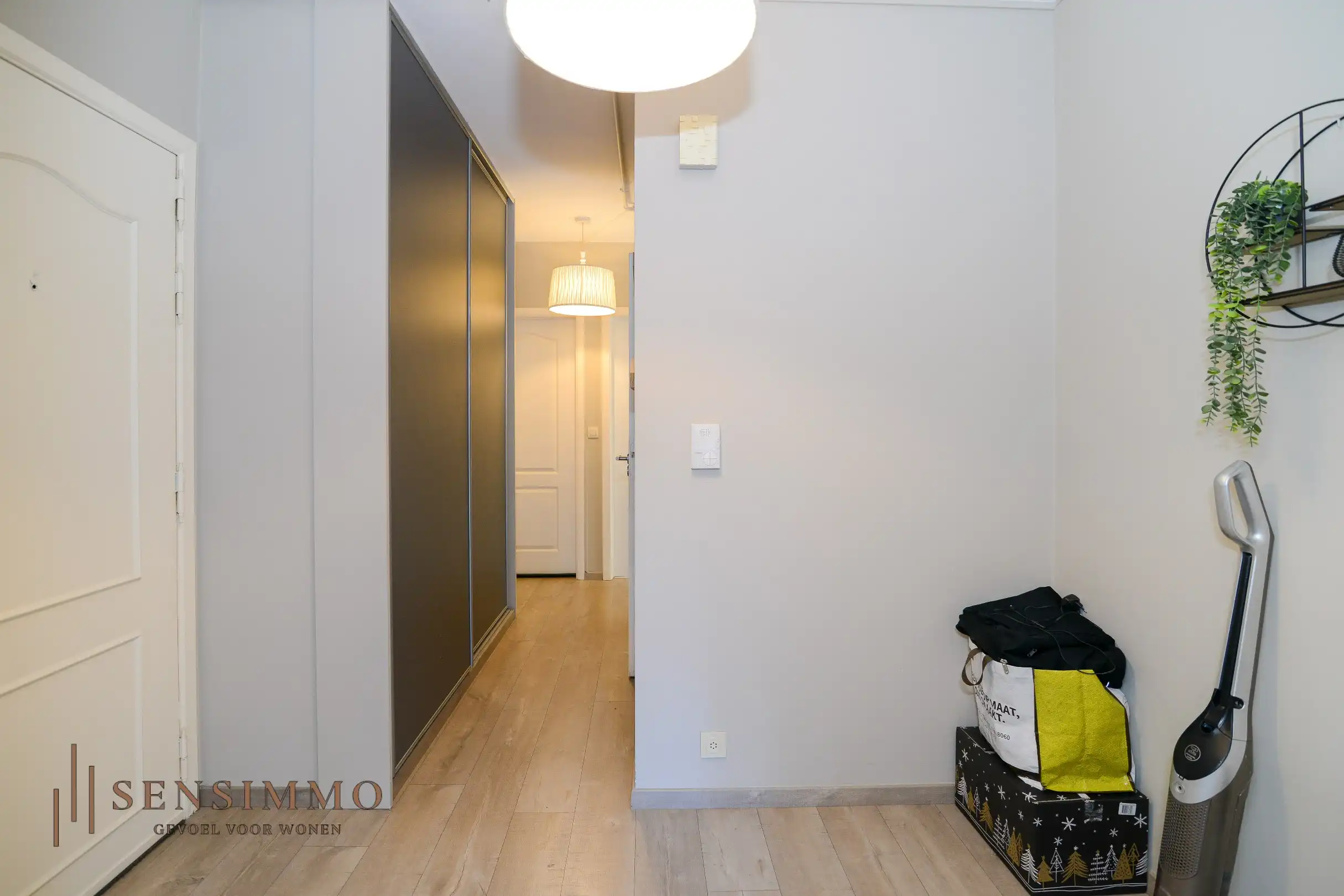Gerenoveerd 3 slaapkamer appartement met kelderberging vlakbij Genk centrum! foto 4