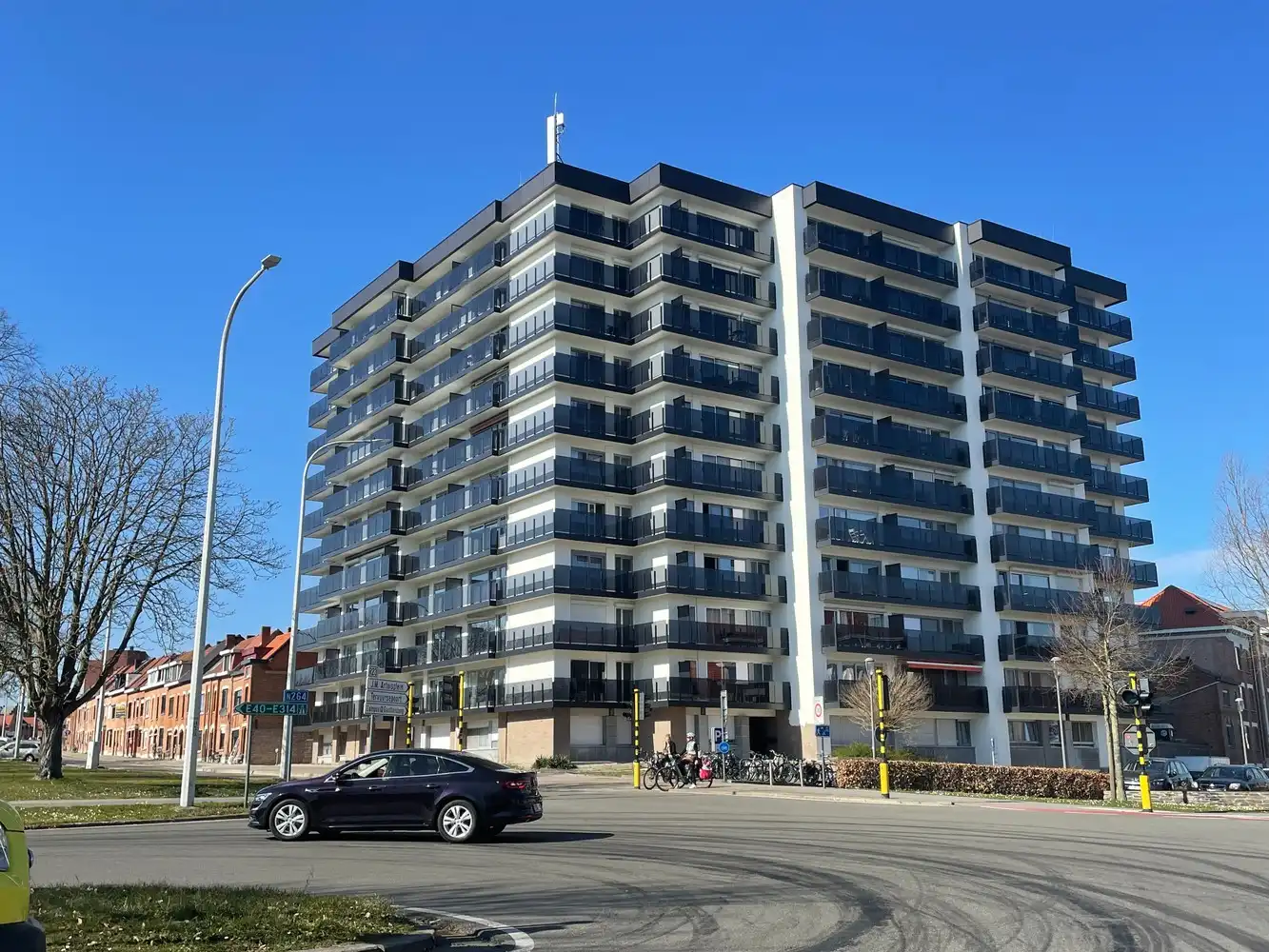 Op te frissen 1-slaapkamerappartement met autostaanplaats en kelder foto {{pictureIndex}}