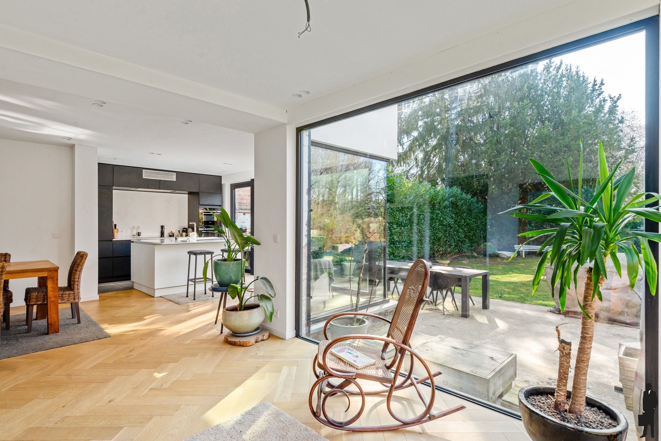 (Deels) gerenoveerde woning met ZW parktuin (ca. 1968m²) foto 4
