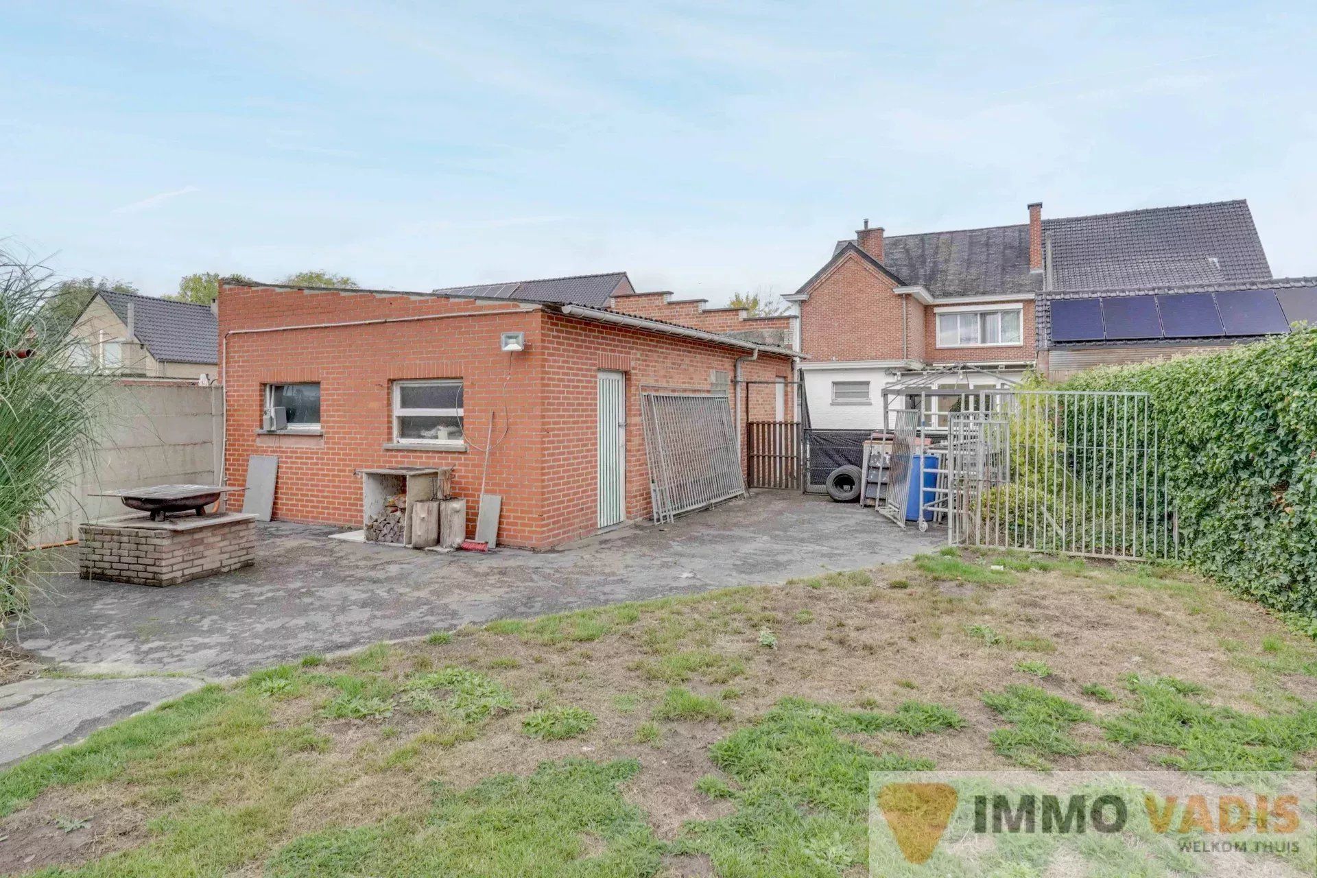 Ruime halfopen bebouwing op rustige locatie foto 26