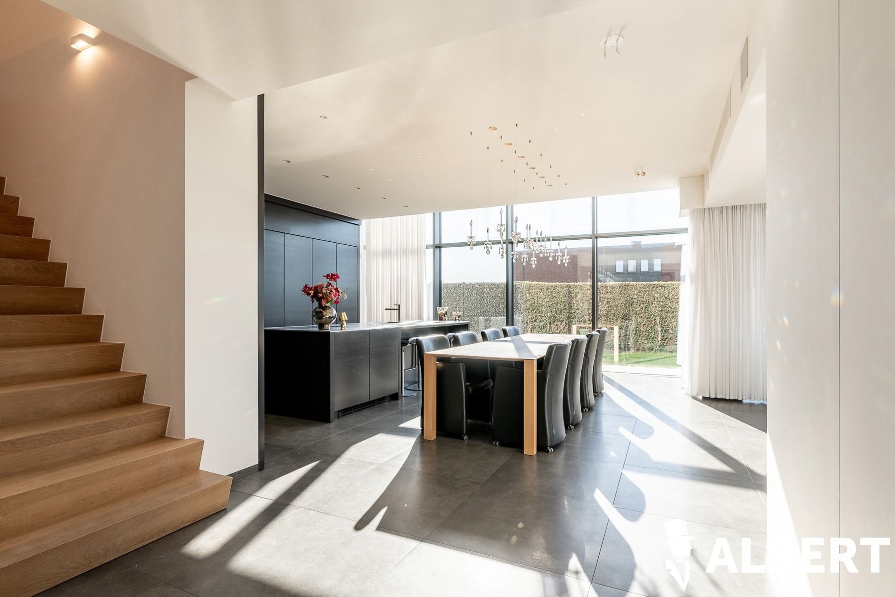 Unieke eigentijdse villa met zwembad foto 3