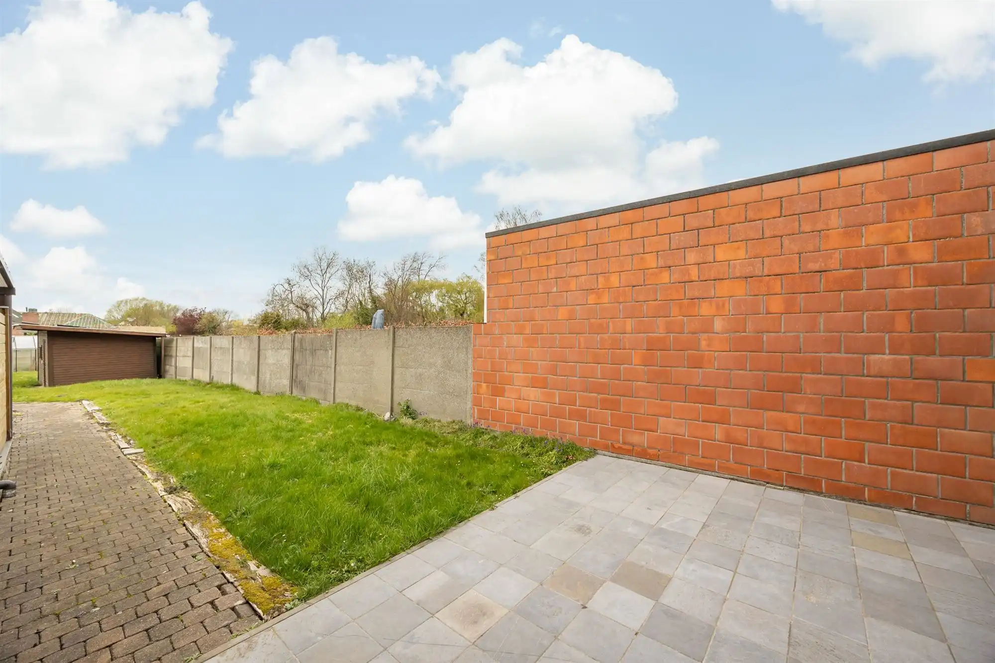 Te renoveren rijwoning met garage en tuin foto 20