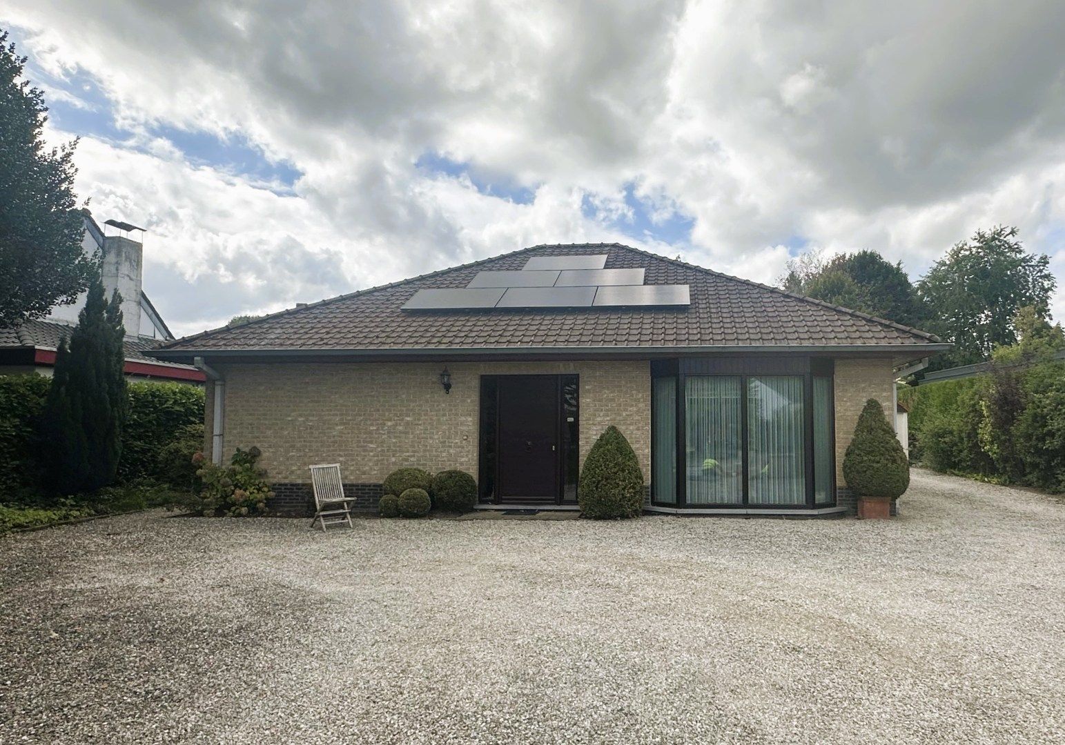 Goed onderhouden instapklare bungalow met grote tuin foto {{pictureIndex}}