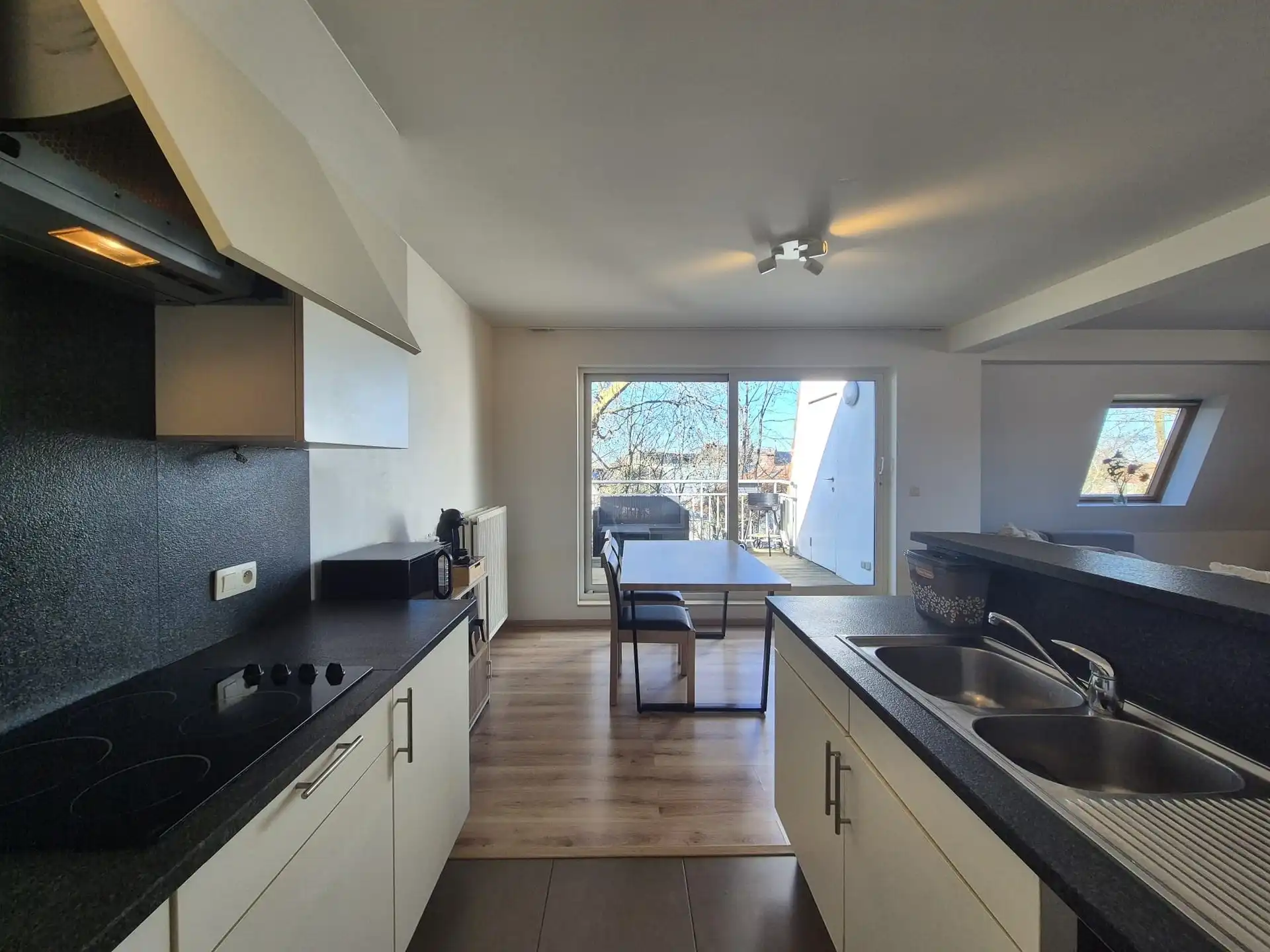 Residentieel en in afgesloten privé domein gelegen instapklaar ruim appartement. foto 10