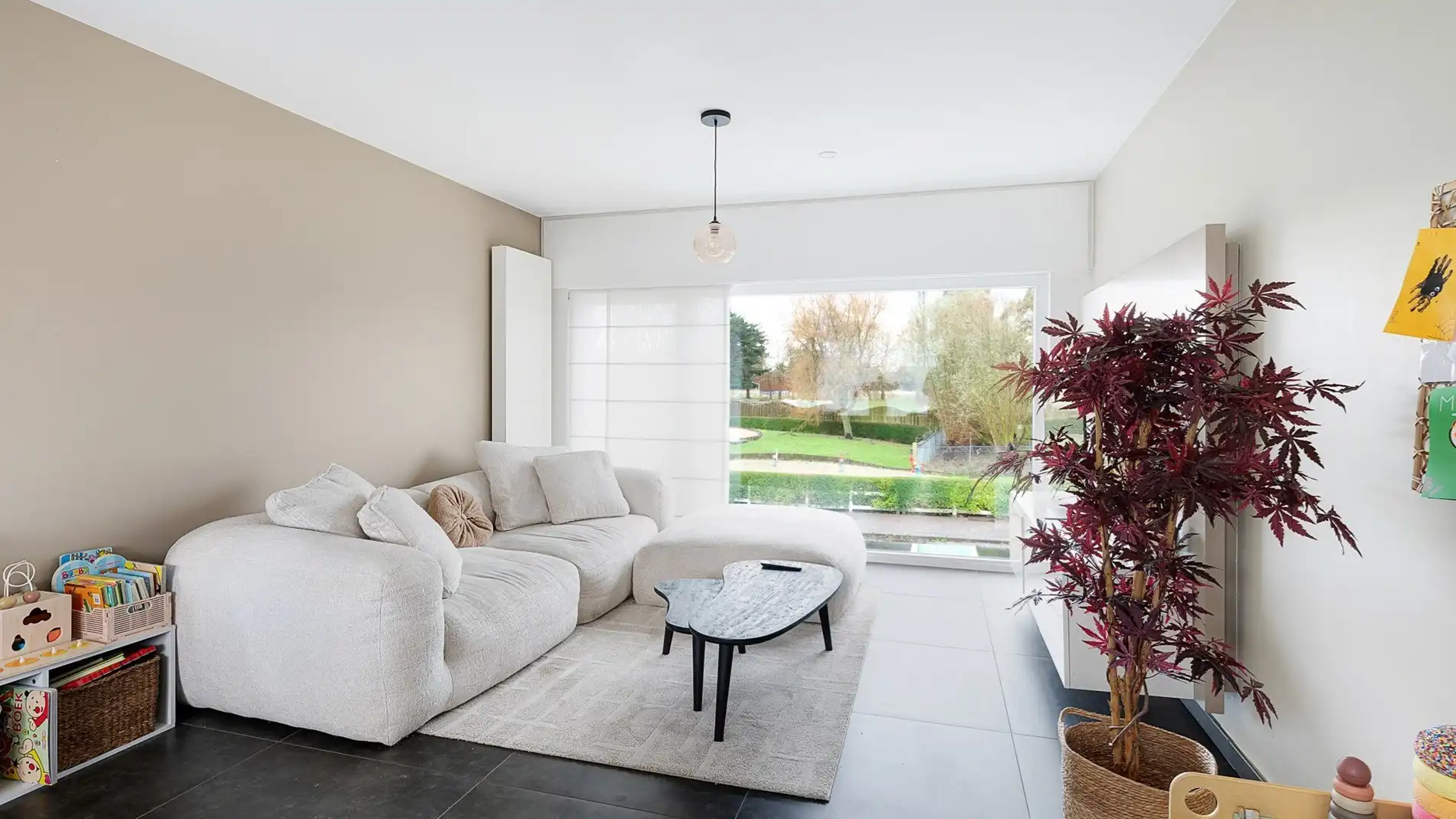 Halfopen woning met dubbele garage en tuin foto 4