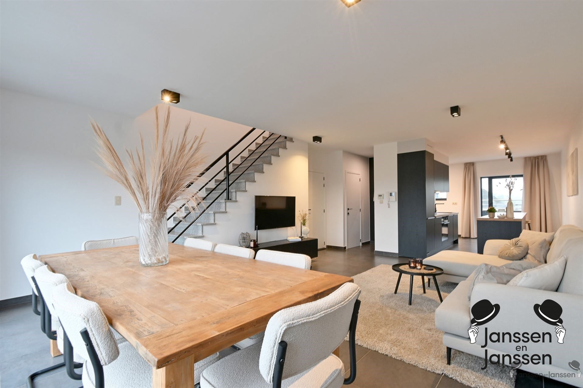 Instapklaar duplexappartement met terras foto {{pictureIndex}}