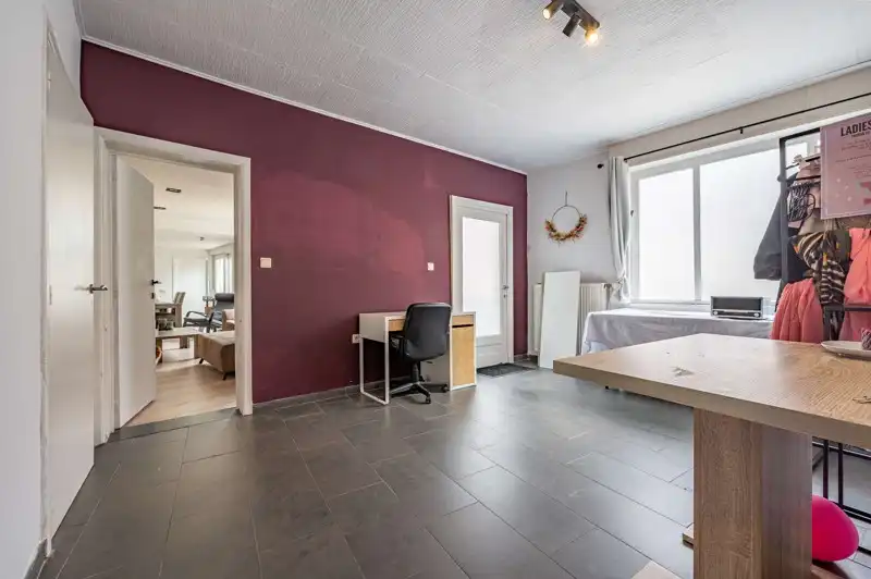 Gerenoveerde ruime gezinswoning met handelsruimte, garage, tuin en 3 slaapkamers op een perceel van 391 m² in het centrum van Wakken. foto 11