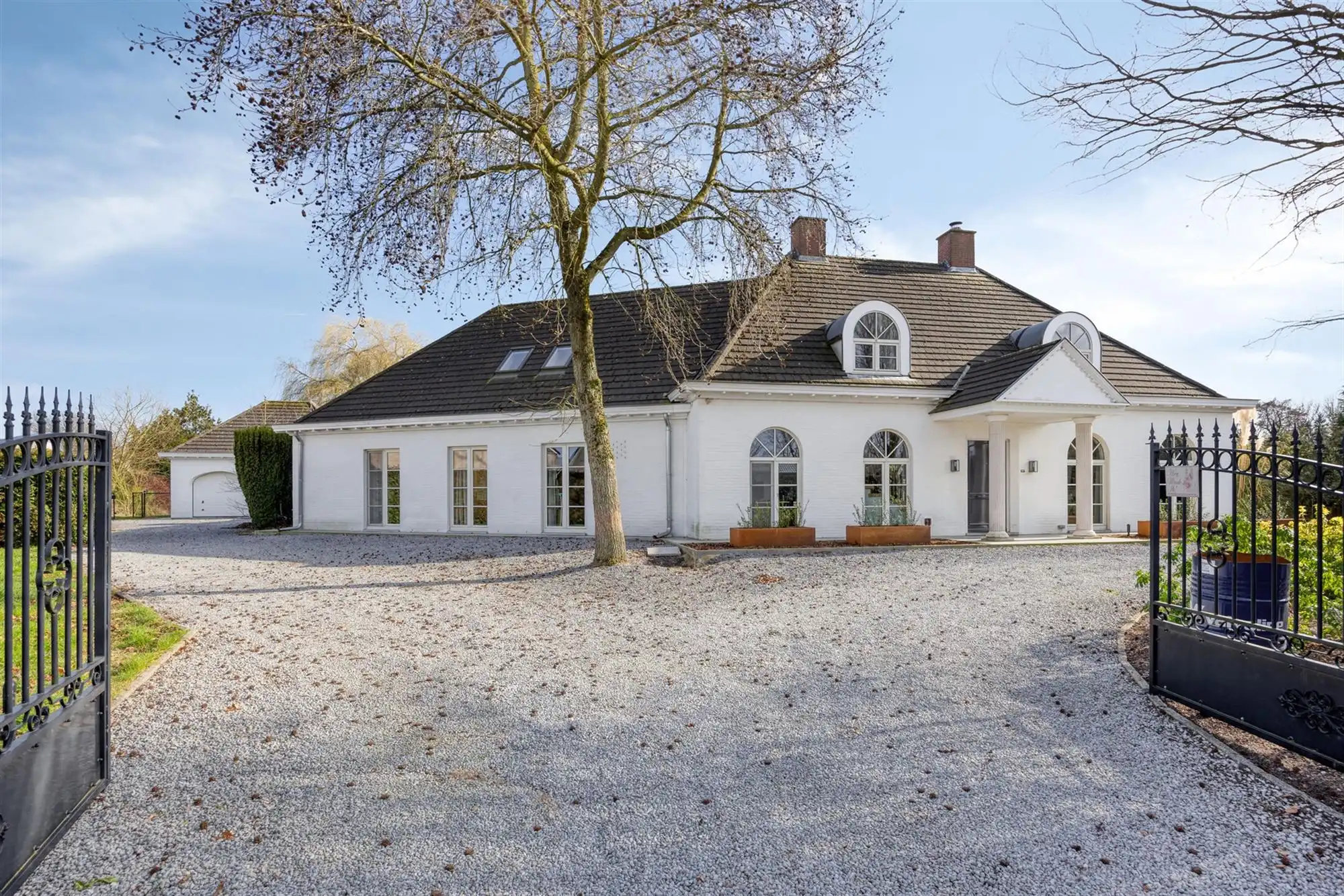 Instapklare tijdloze villa met 5 slpks op ca. 2000 m² foto {{pictureIndex}}