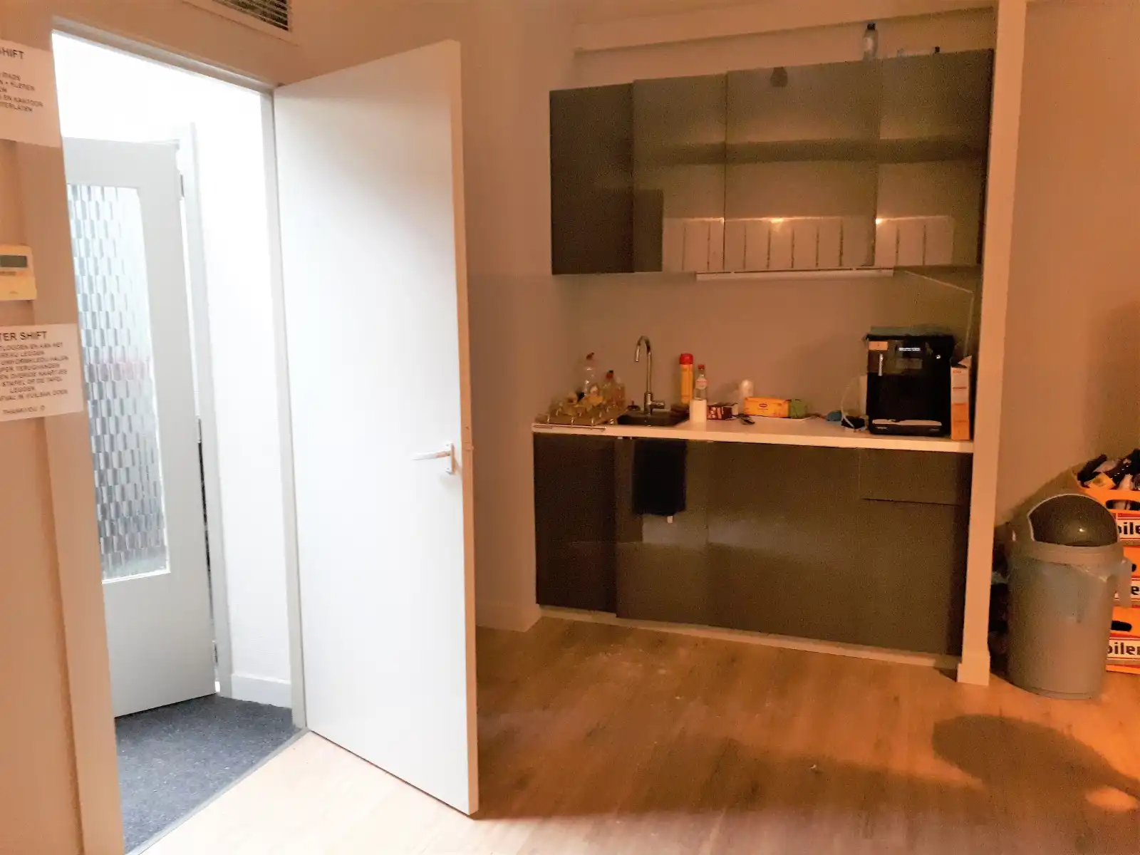 Hoek handelspand op commerciële ligging met veel visibiliteit foto 24