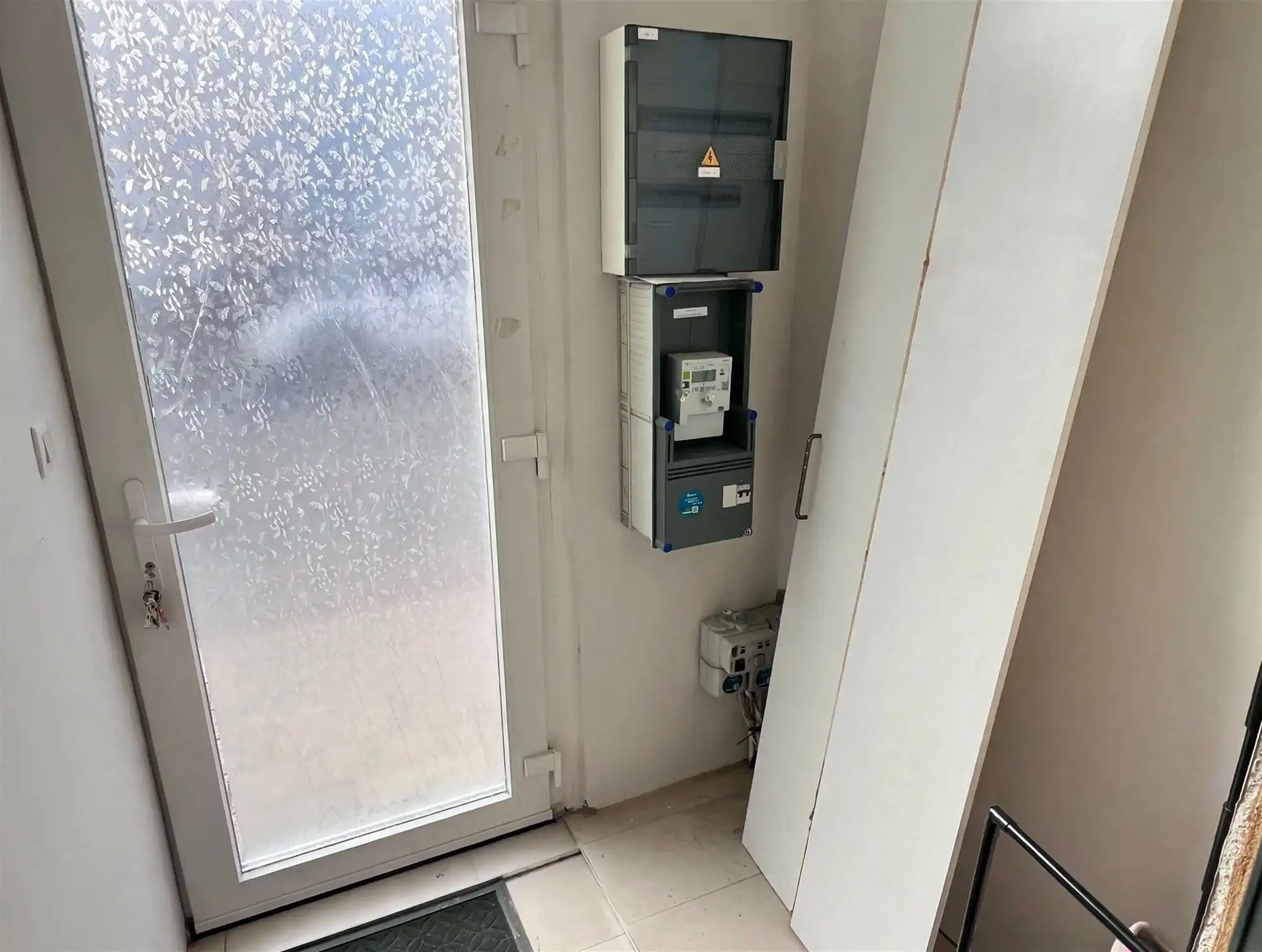 ruime woning met 4 slaapkamers, tuin en achteringang. foto 2