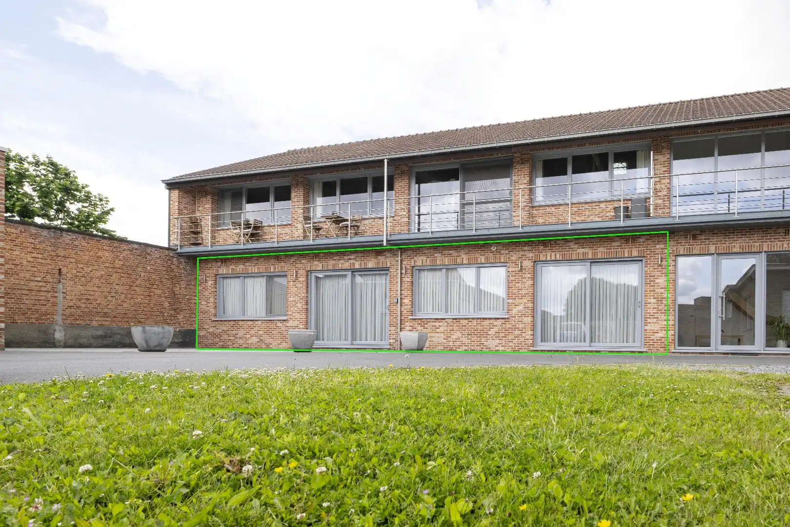 ZEER RUIM INSTAPKLAAR APPARTEMENT (130 m²) MET GARAGE EN RUIM TERRAS (60 m²) foto {{pictureIndex}}