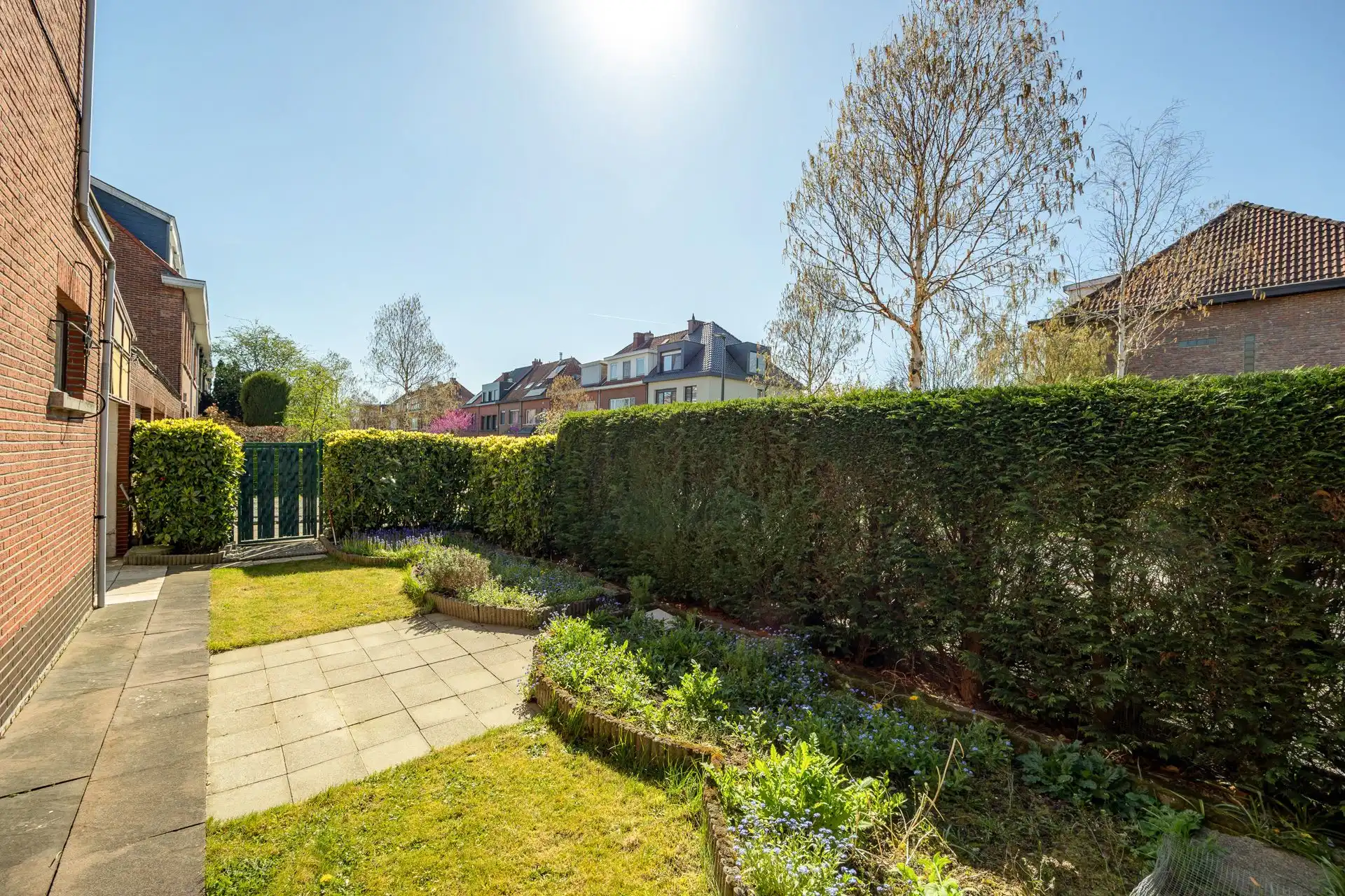 Ruime halfopen bebouwing met 5 slaapkamers, garage en zonnige tuin op toplocatie! foto 5