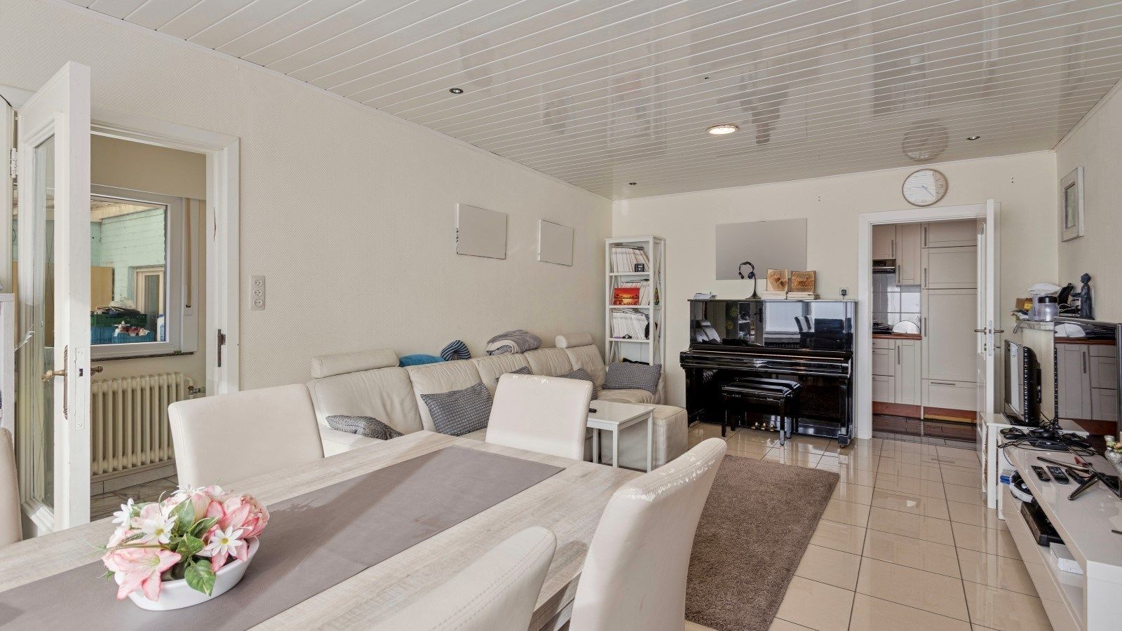 Ruime woning met 4 kmrs, 2 badk en grote opslagruimte te BEGIJNENDIJK foto 4