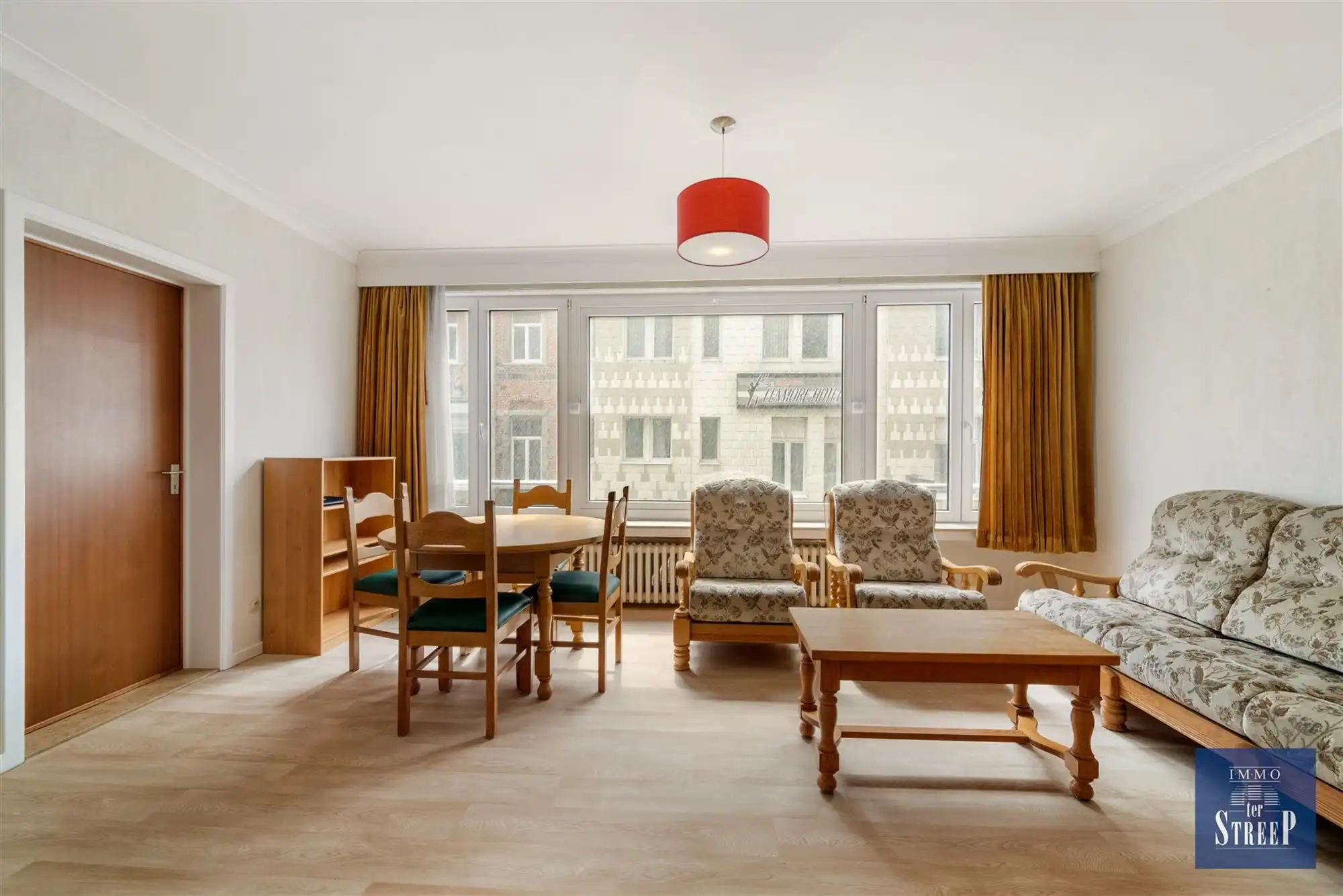 Lichtrijke studio met zijdelings zeezicht foto 4