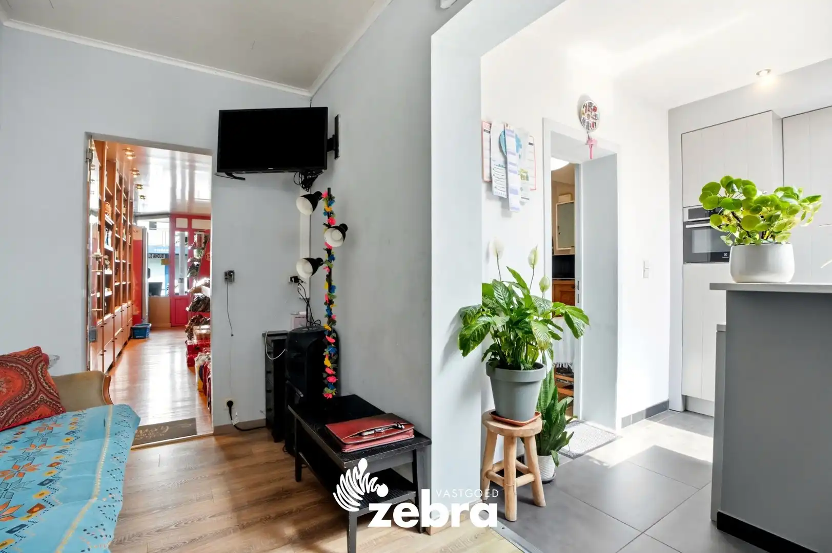 Gesloten bebouwing met 4 slaapkamers, ruime garage en handelsruimte in Sint-Kruis foto 10
