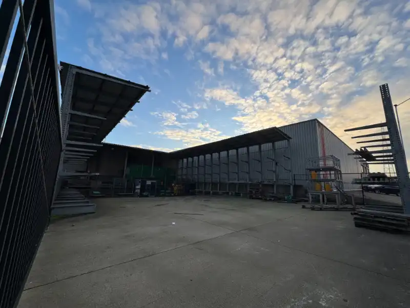 Merksem: magazijn met 4 laadkades en 3 sectionaalpoorten foto 7