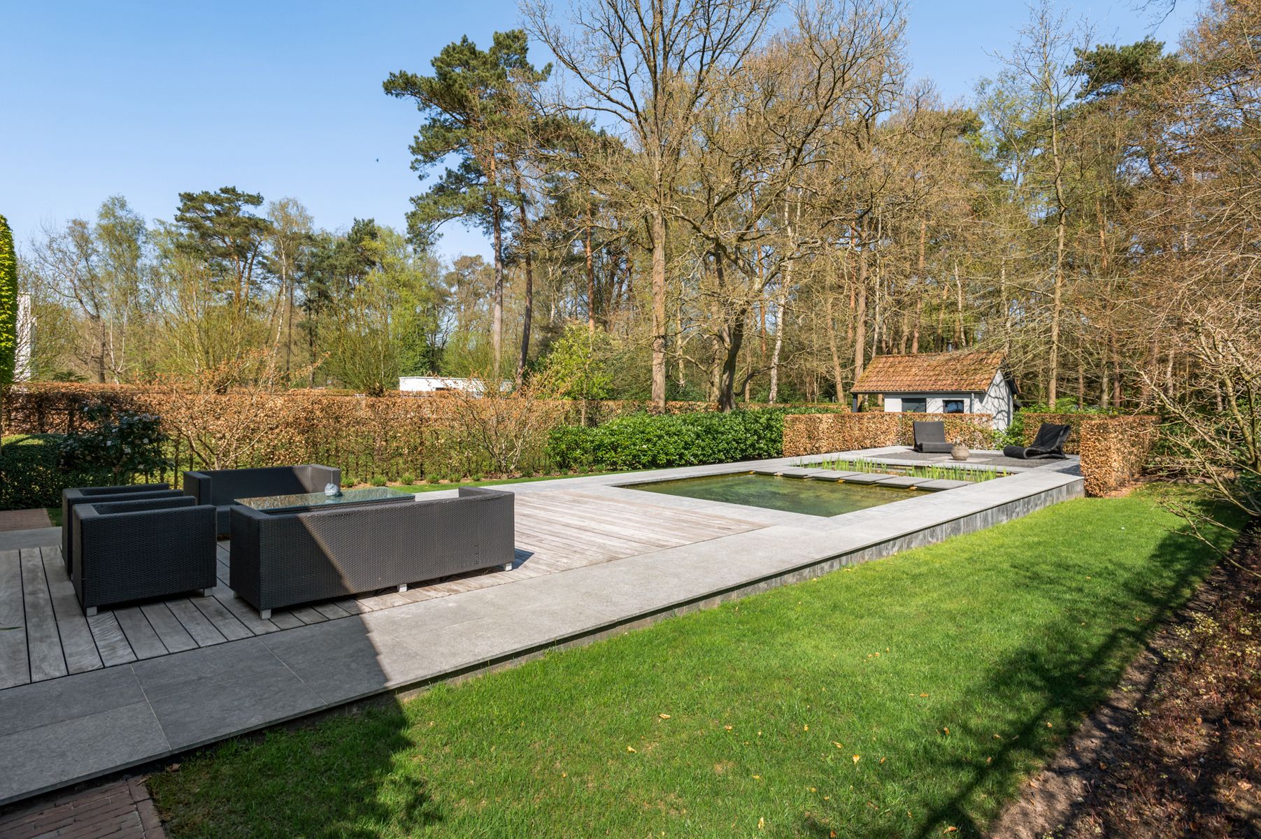 Luxueuze gelijkvloerse villa met zwemvijver op ca. 898 m². foto 2