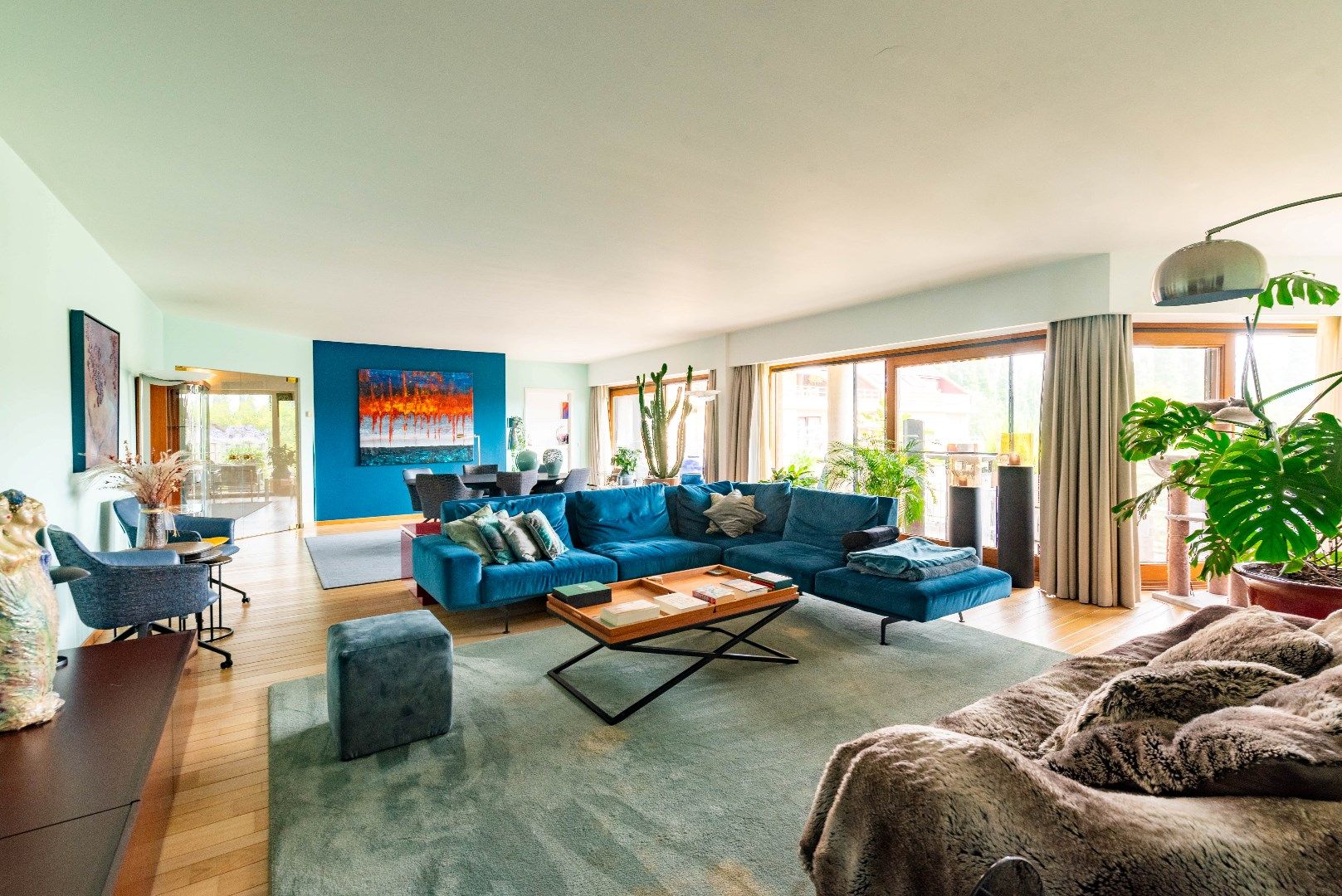 Ruim appartement met terras foto {{pictureIndex}}