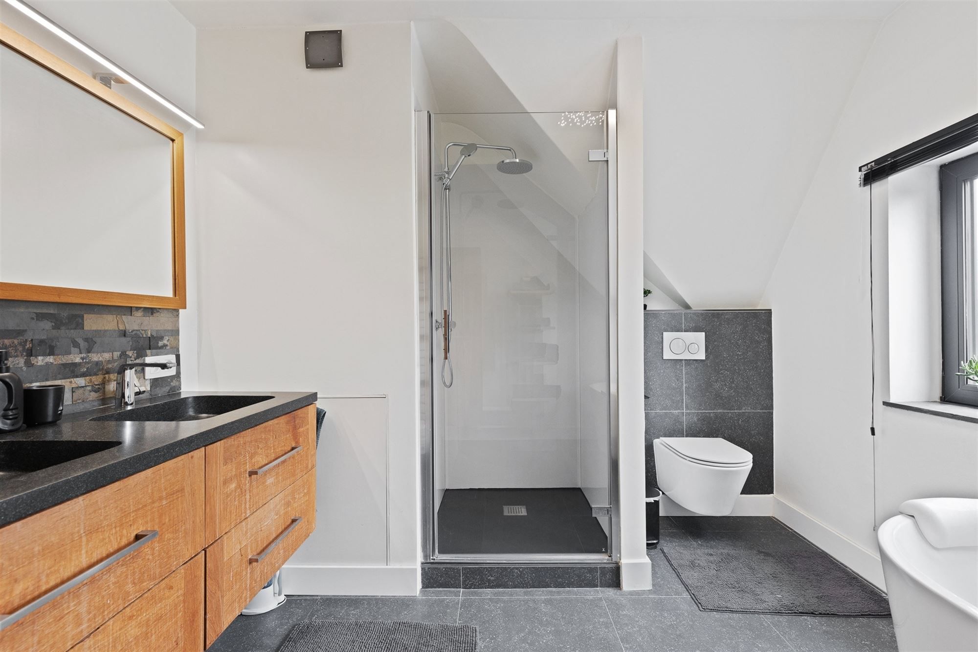 UITERST KNAP GERENOVEERDE WONING MET 3 SLAAPKAMERS GELEGEN OP EEN ZONNIG GEORIËNTEERD PERCEEL TE PAAL foto 15