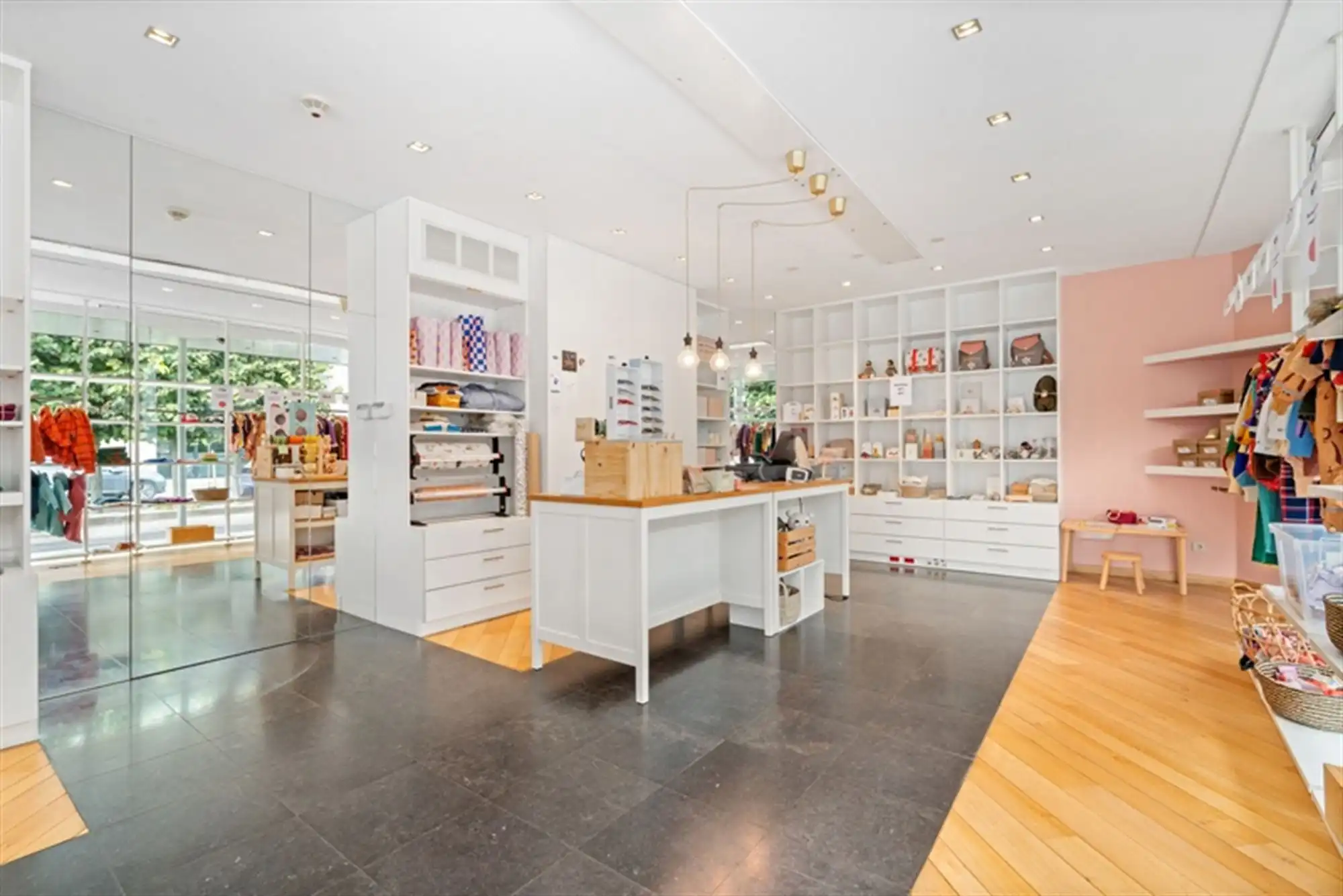 Handelspand met ruime privé parking in centrum Evergem foto 10