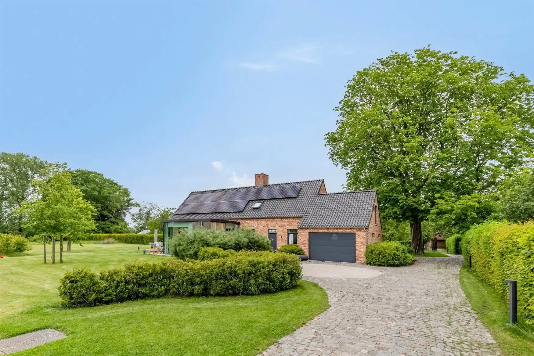 Uitzonderlijke woning aan de Leie foto {{pictureIndex}}