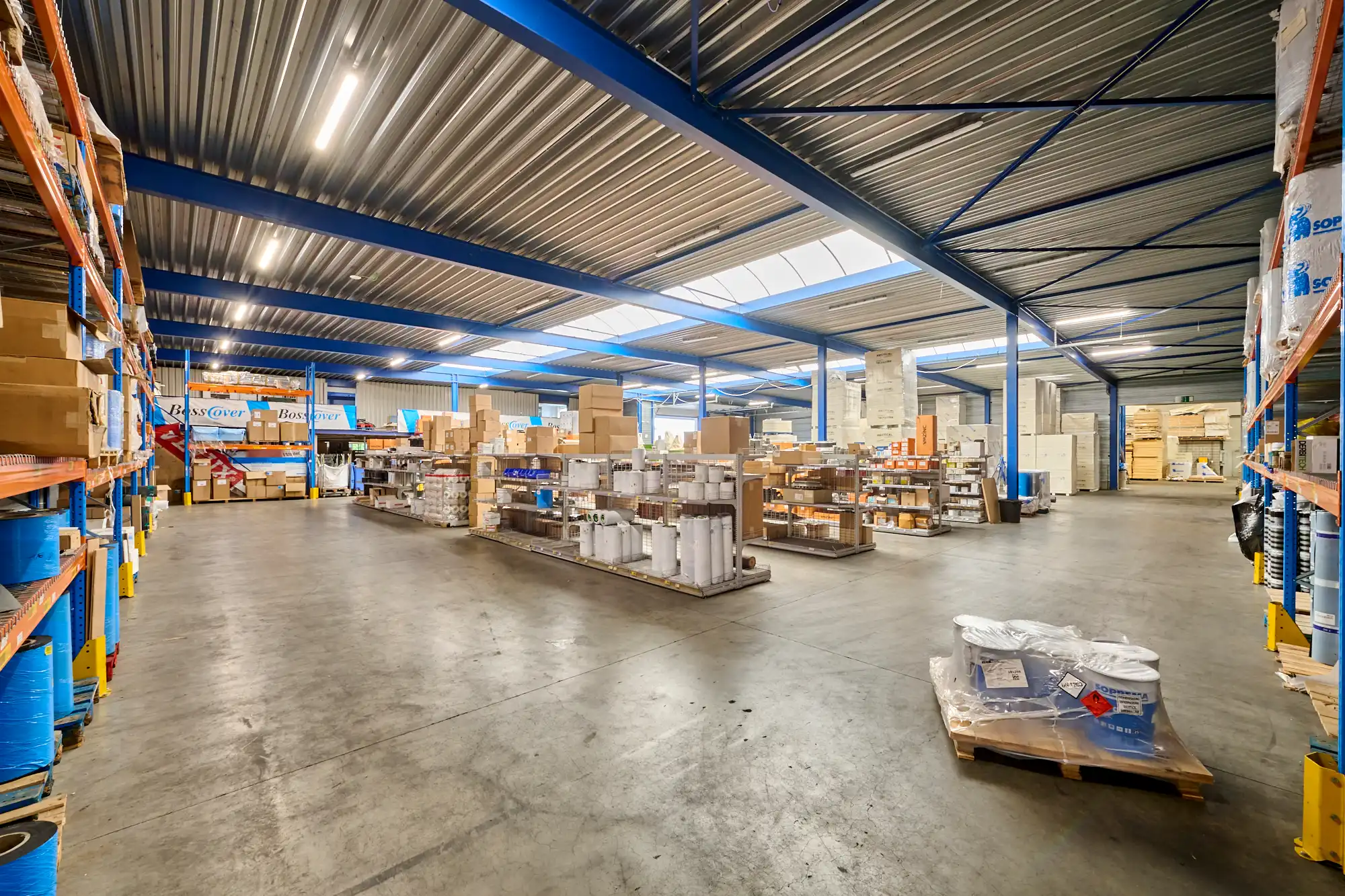 TE KOOP: MAGAZIJNEN MET KANTOREN IN GENK foto 12