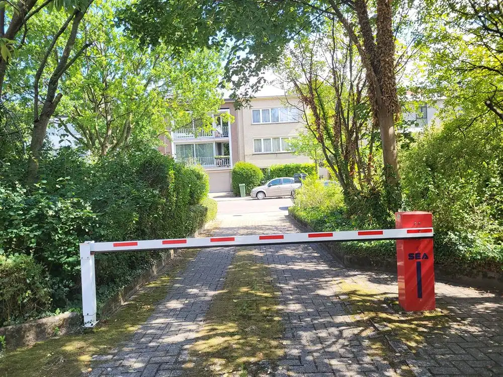 Buitenstaanplaats te Berchem in afgesloten terrein met  hefboom foto 3