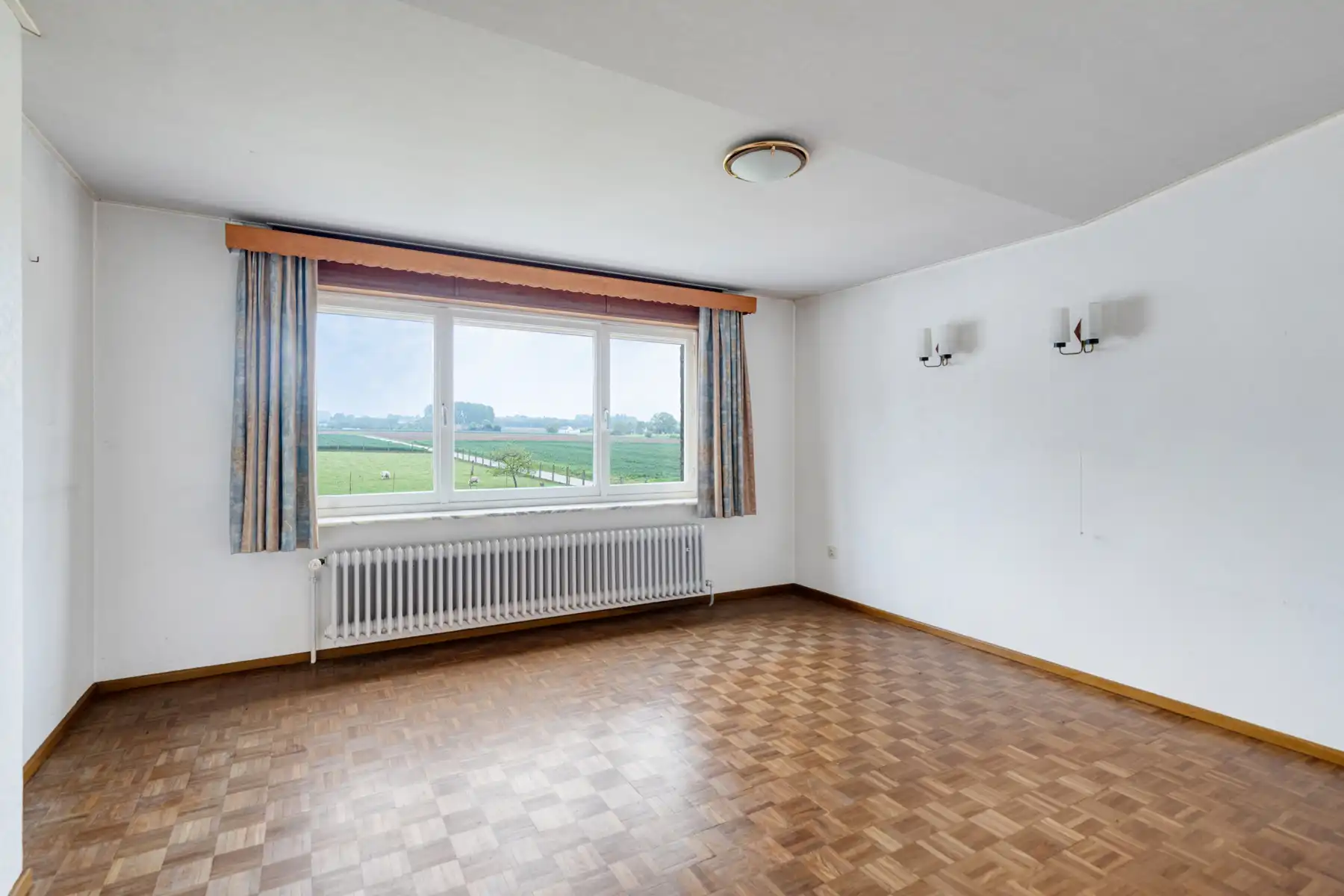 Landelijke woning met bouwgrond, bijgebouw en weideland foto 12