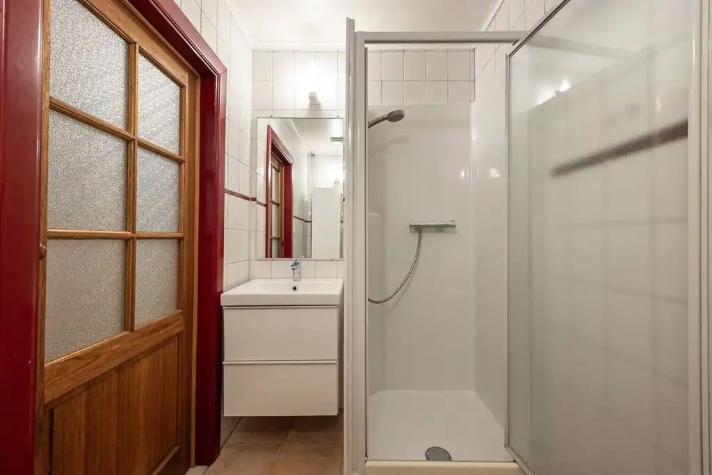 Ruim gelijkvloers kantoor met multifunctionele achterbouw foto 3