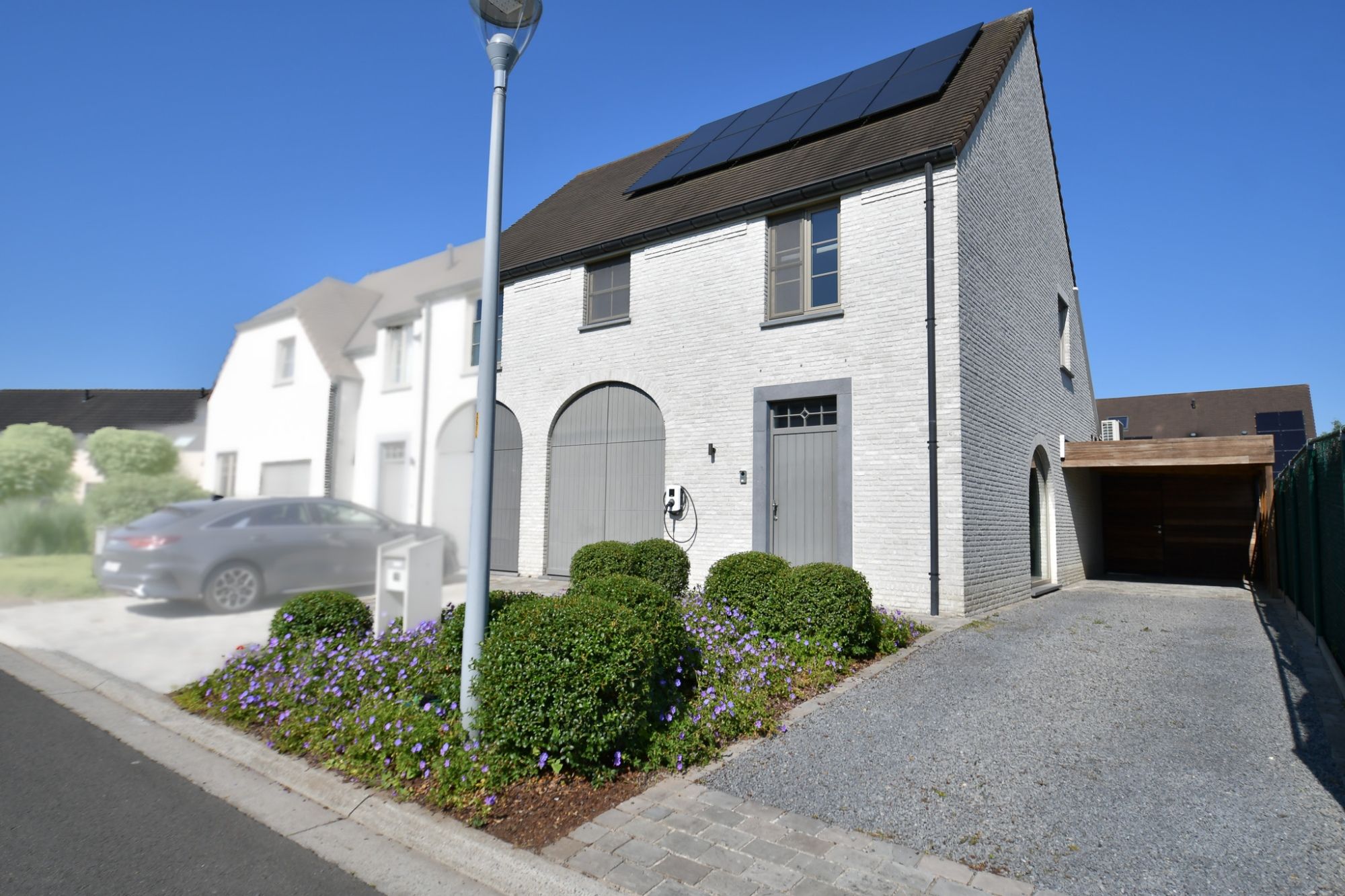 Recente 4 slpk woning met tuin, garage en carport op rustige locatie foto {{pictureIndex}}