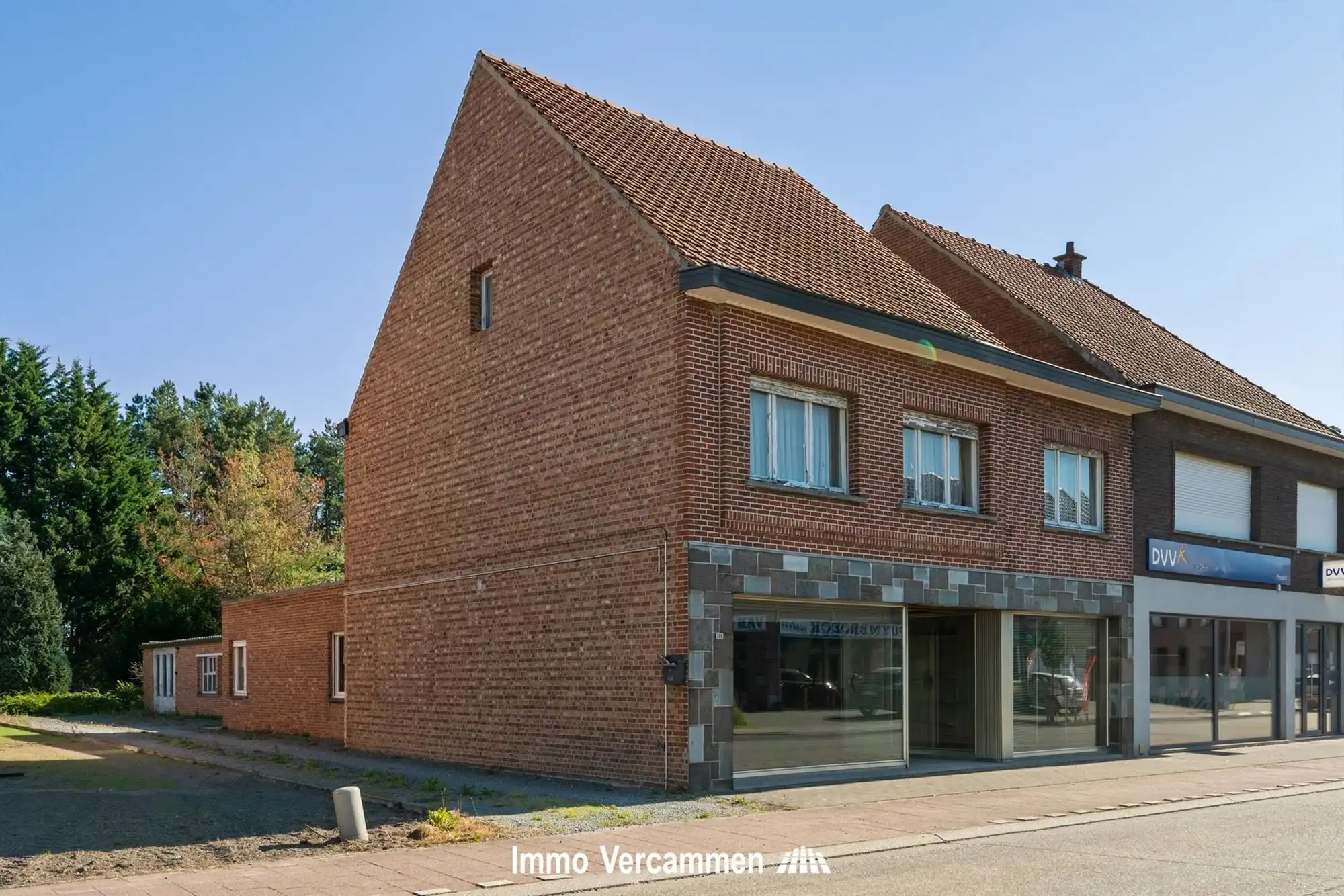 Hoofdfoto van de publicatie: Te renoveren woning met commerciële ruimte in Schriek