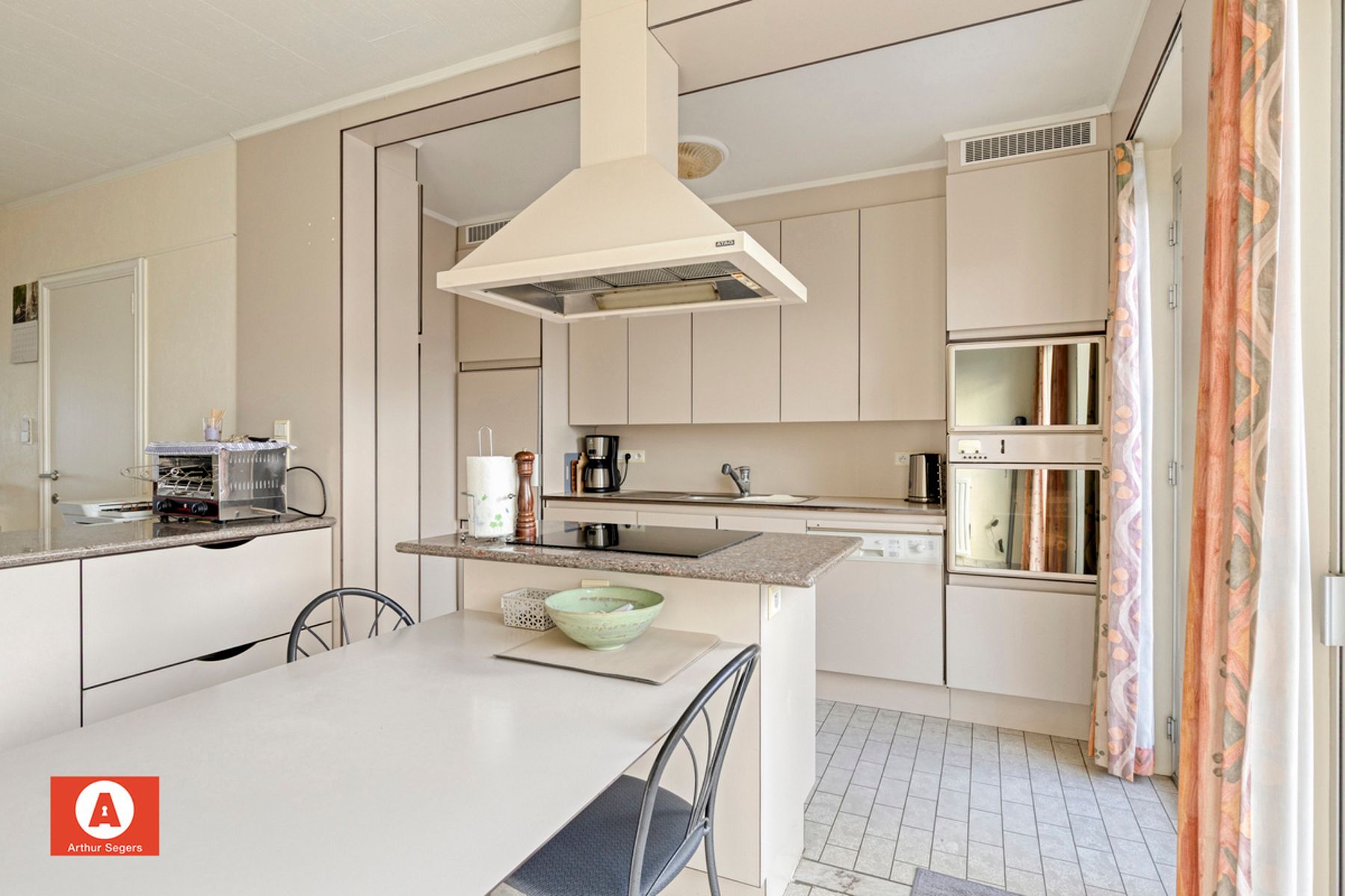 Ruime woning met zuidgerichte tuin en achteruitweg foto 15