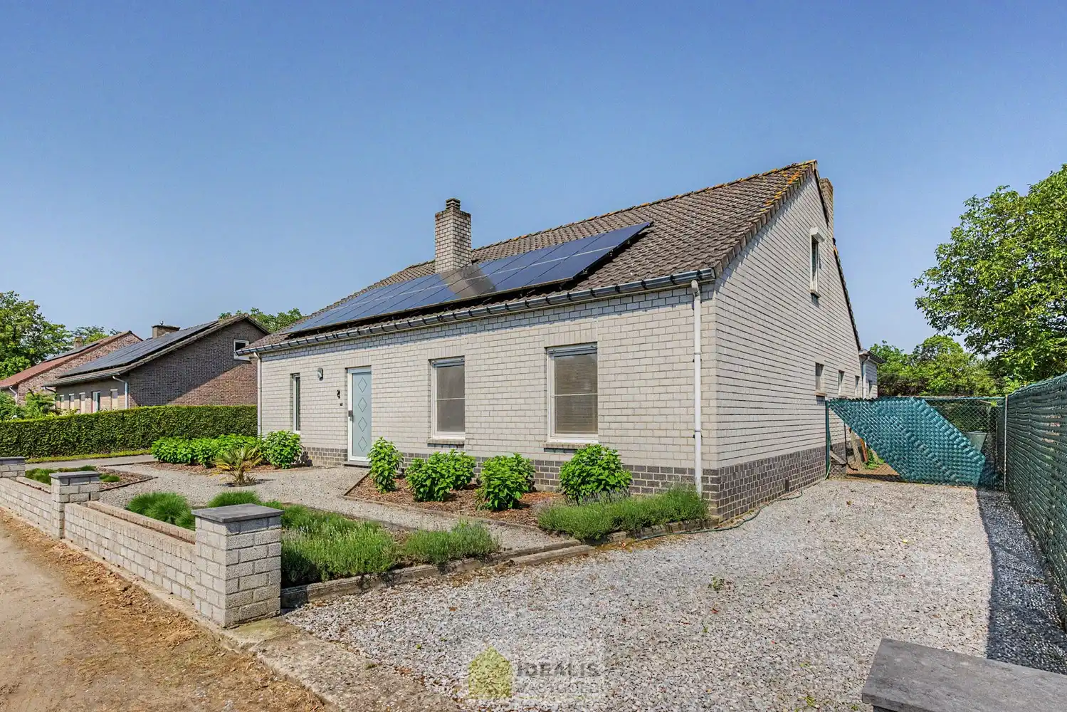IDEALIS VASTGOED – ROYALE, INSTAPKLARE EN ZEER GOED ONDERHOUDEN GEZINSWONING OP EEN RUSTIG PERCEEL VAN 8A 44CA MET 4 KNAPPE SLAAPKAMERS, RUIME GOED UITGERUSTE BADKAMER, RECENT GERENOVEERDE KEUKEN, HEERLIJKE VERANDA EN VRIJSTAANDE CARPORT - De woning omvat maar liefst +- 225m² bewoonbare oppervlakte met een ruime lichtrijke woonkamer, uitgeruste recent gerenoveerde keuken, 4 slaapkamers, ruime badkamer voorzien van ligbad en inloopdouche, hobbykamer/werkplaats en vrijstaande carport met achterliggende fietsenberging. foto 2