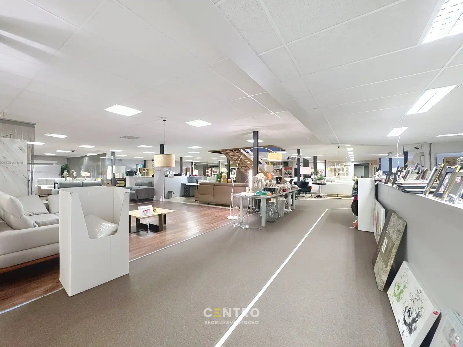 instapklare BAANWINKEL/HANDELSPAND met ruime, private parkeergelegenheid voor de deur. Grondopp.: 3.961m² foto 3