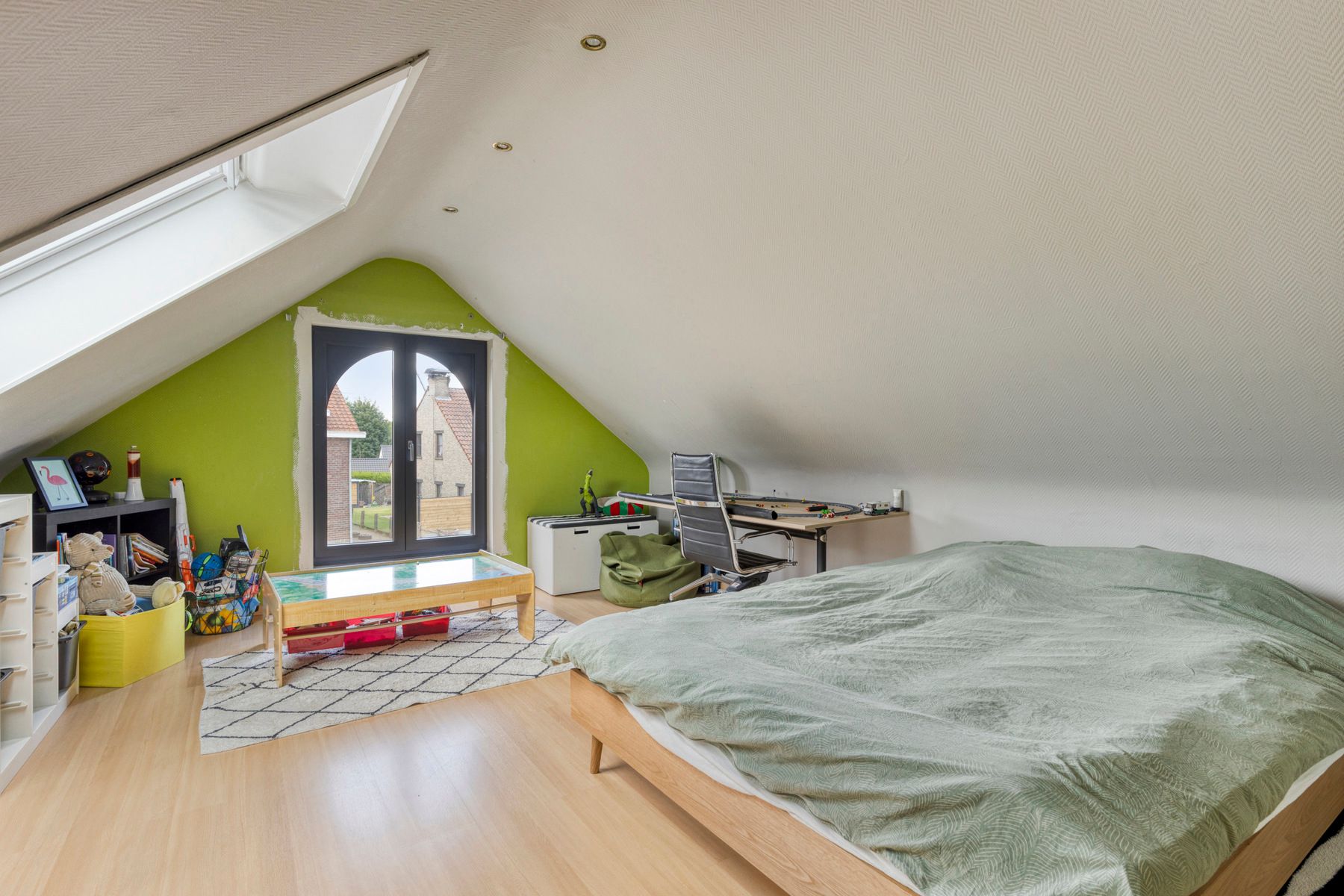 Open bebouwing met 3 slpkmrs, zonnepanelen en praktijkruimte foto 16